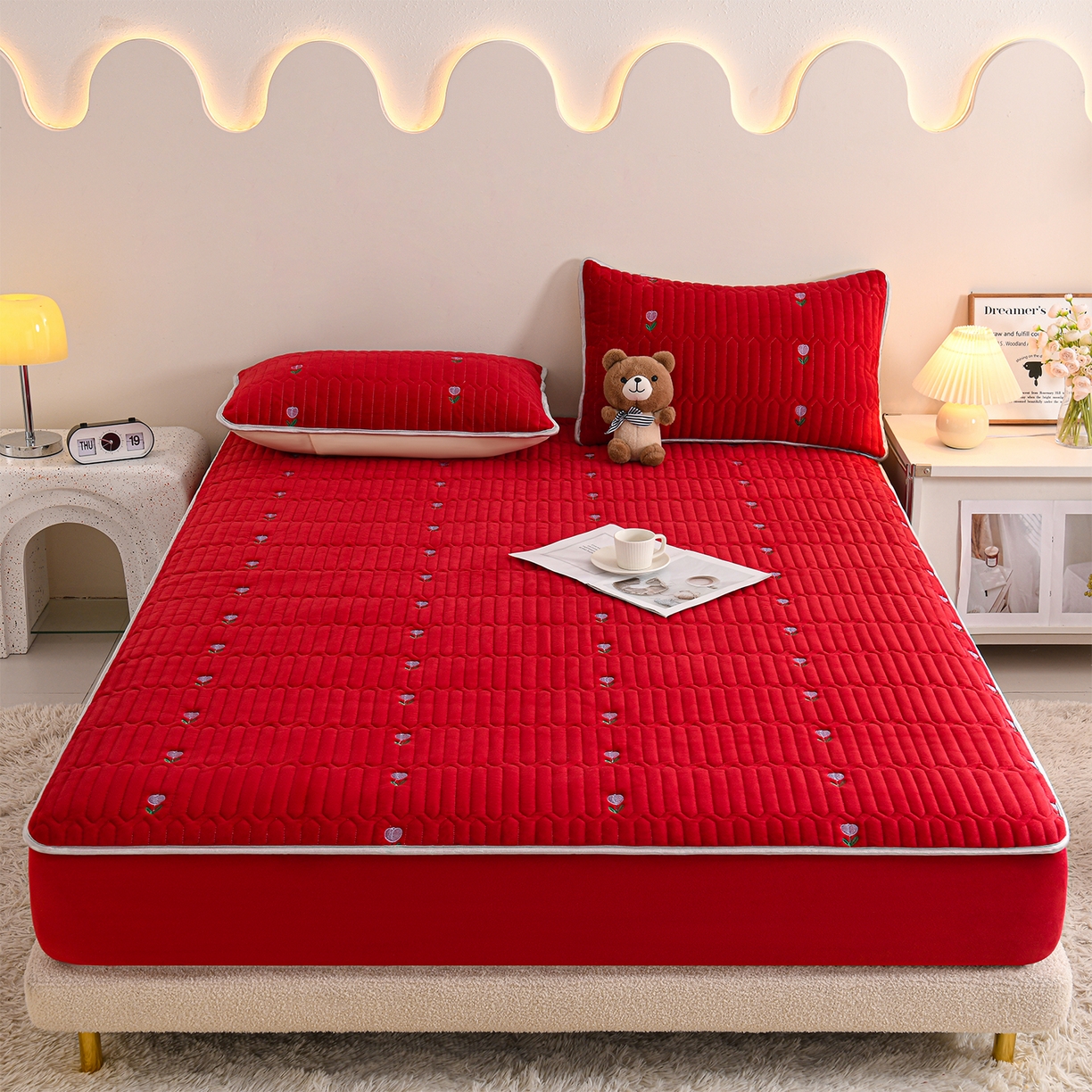 91家纺网 家纺一手货源 找家纺 推推家纺 2025新款刺绣夹棉宝宝绒床笠牛奶绒床垫保护套 郁金香-酒红