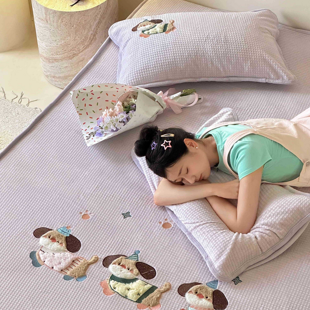 91家纺网 家纺一手货源 找家纺 Sweet dreams甜梦 2025新款华夫格绒兔毛贴布床笠三件套 三只小狗紫