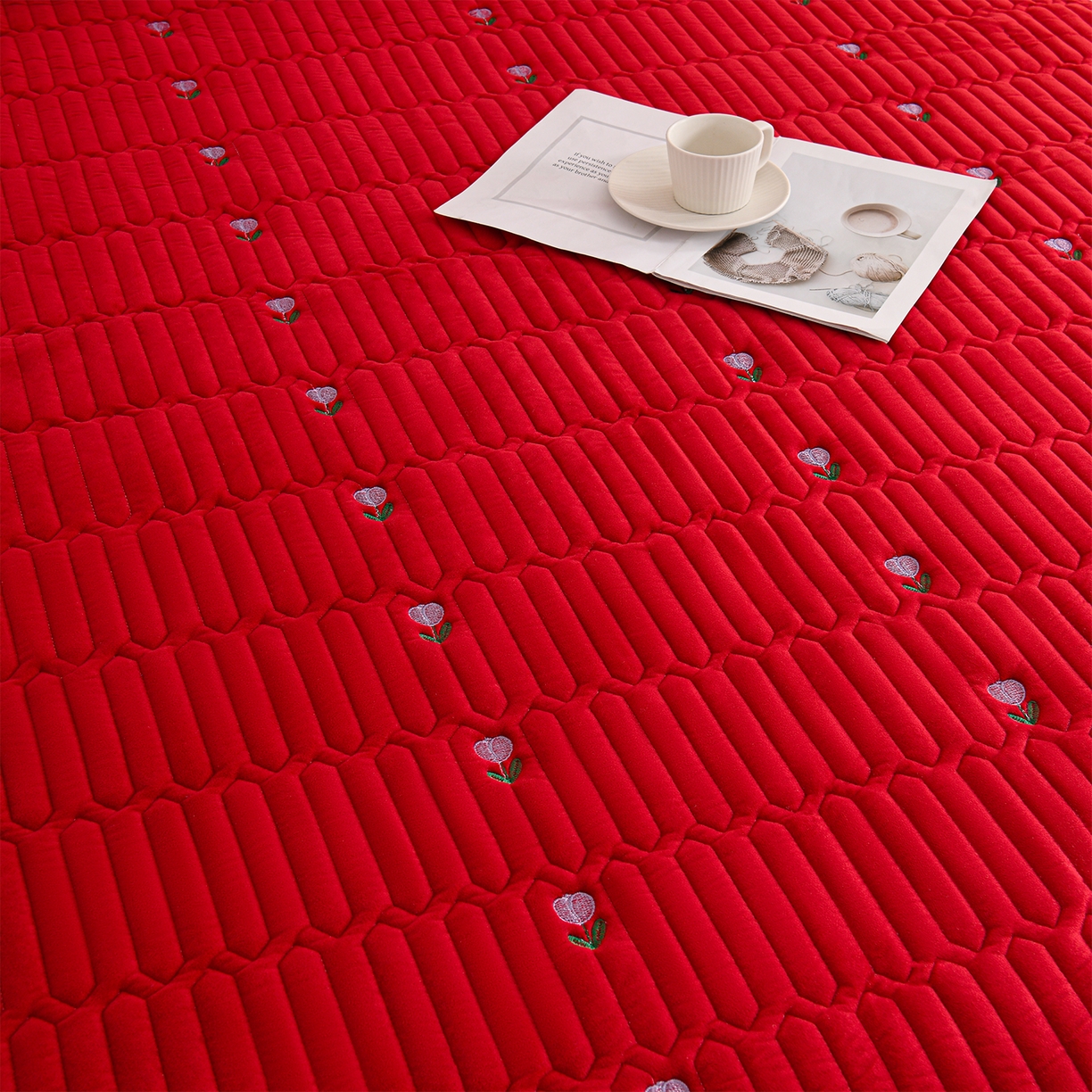 91家纺网 家纺一手货源 找家纺 推推家纺 2025新款刺绣夹棉宝宝绒床笠牛奶绒床垫保护套 郁金香-酒红