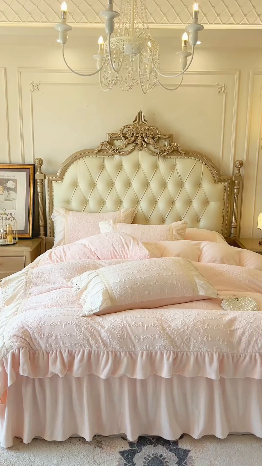 91家纺网 家纺一手货源 找家纺 （总）好儿喜家纺 2025新款法式雕花牛奶绒四件套床裙款-艾莉系列