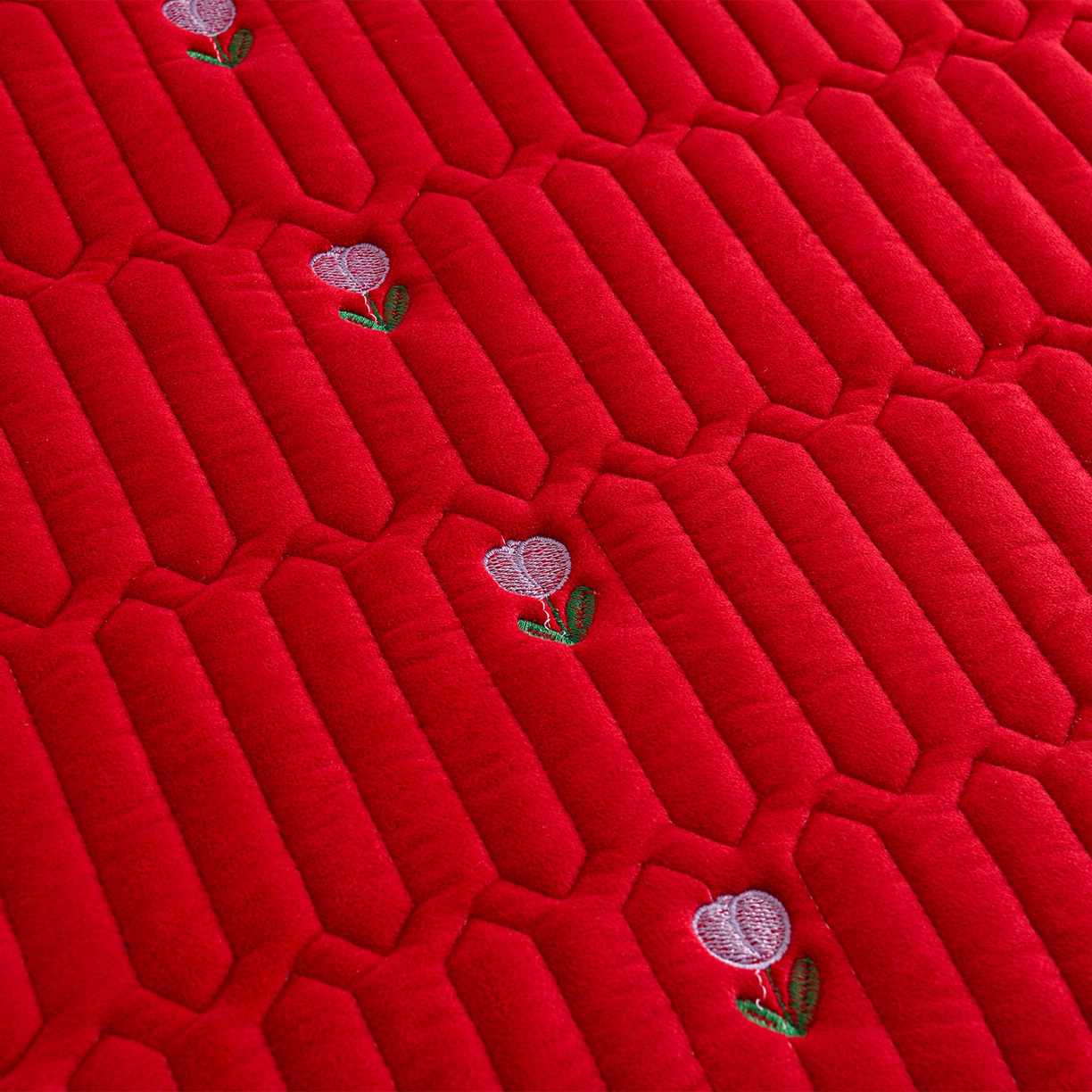 91家纺网 家纺一手货源 找家纺 推推家纺 2025新款刺绣夹棉宝宝绒床笠牛奶绒床垫保护套 郁金香-酒红