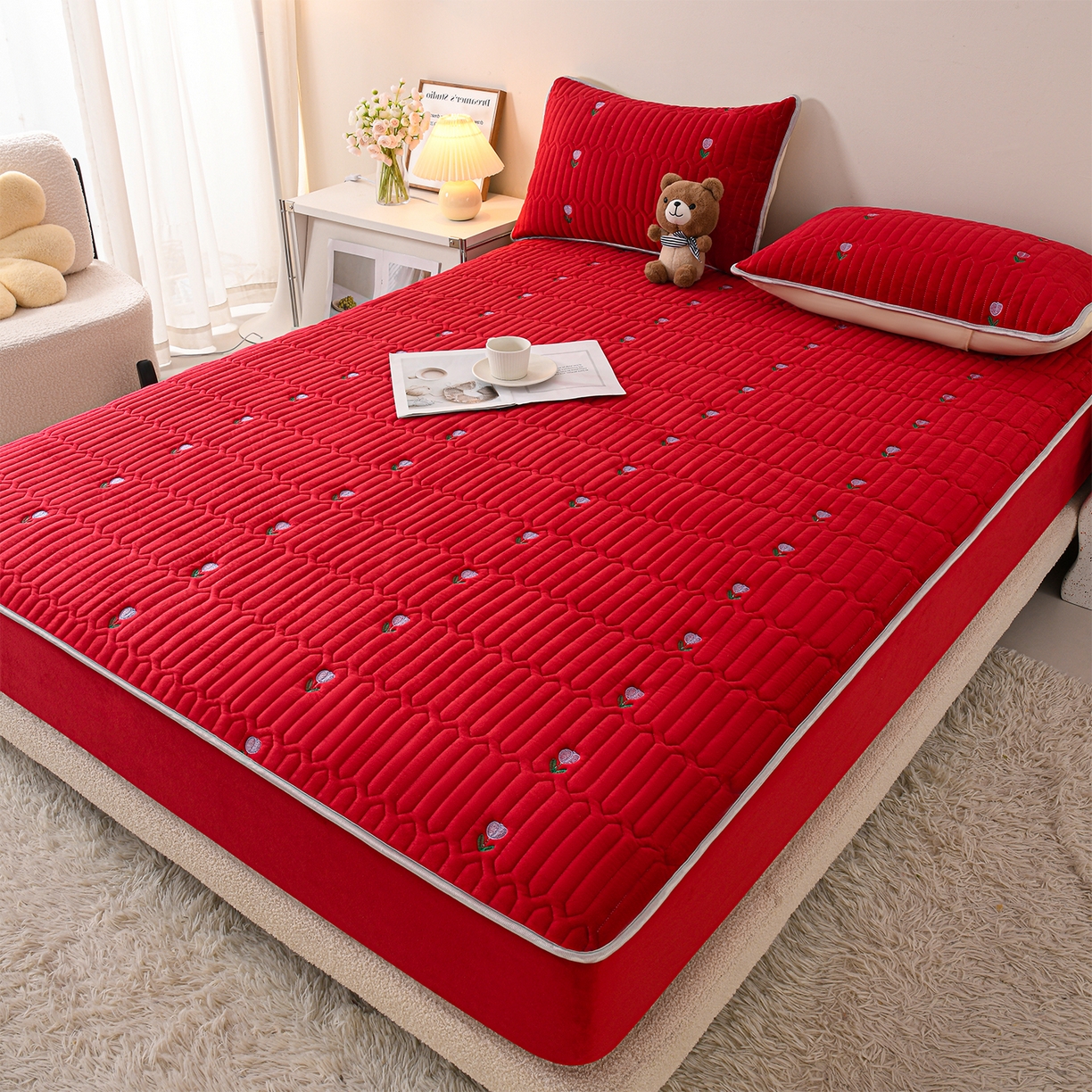 91家纺网 家纺一手货源 找家纺 推推家纺 2025新款刺绣夹棉宝宝绒床笠牛奶绒床垫保护套 郁金香-酒红