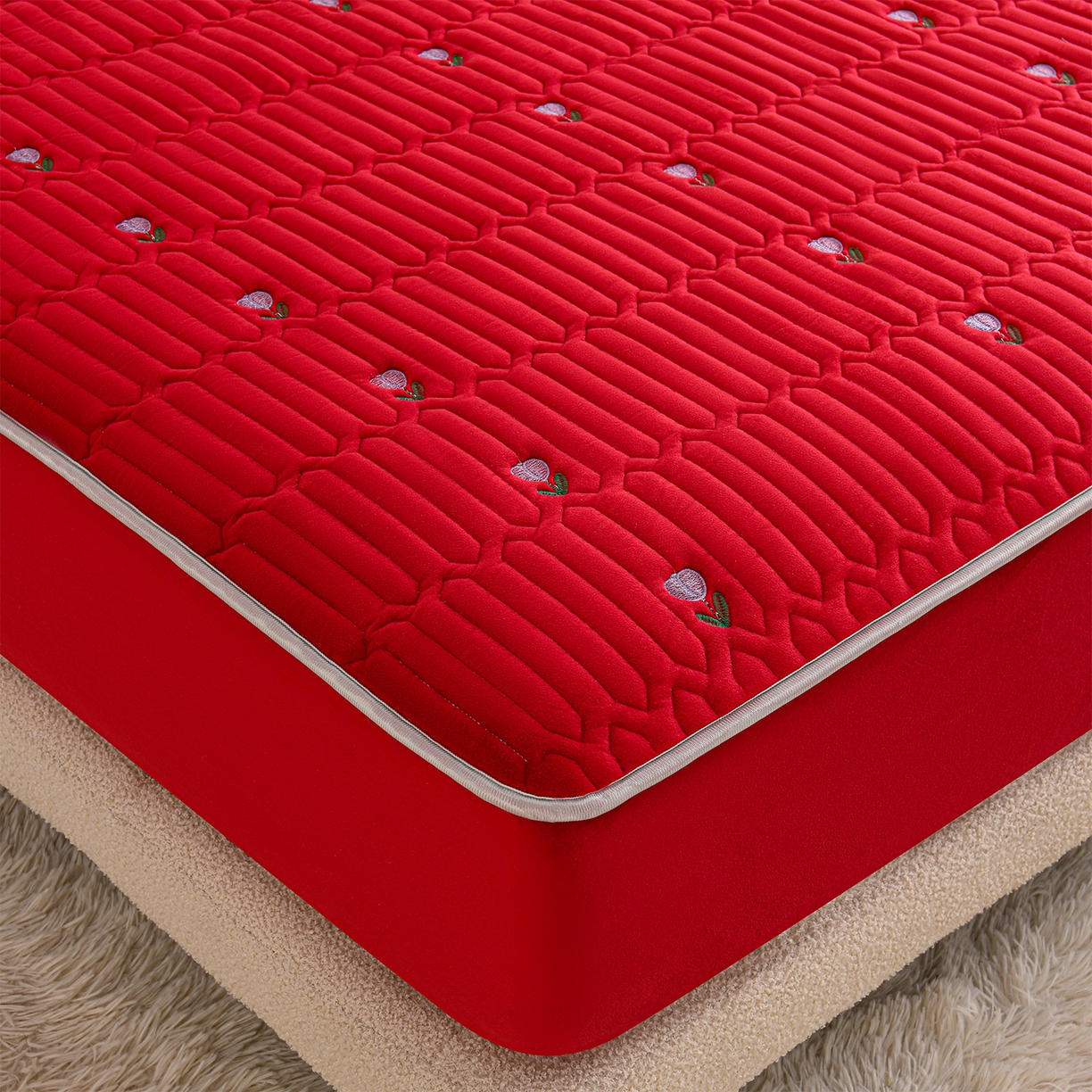 91家纺网 家纺一手货源 找家纺 推推家纺 2025新款刺绣夹棉宝宝绒床笠牛奶绒床垫保护套 郁金香-酒红