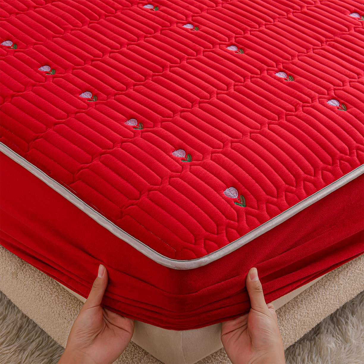 91家纺网 家纺一手货源 找家纺 推推家纺 2025新款刺绣夹棉宝宝绒床笠牛奶绒床垫保护套 郁金香-酒红