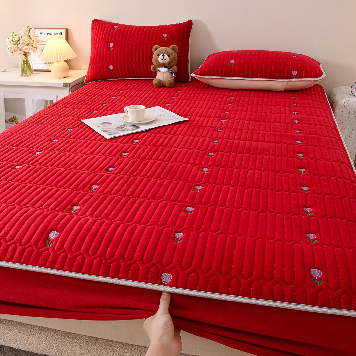 91家纺网 家纺一手货源 找家纺 推推家纺 2025新款刺绣夹棉宝宝绒床笠牛奶绒床垫保护套 郁金香-酒红