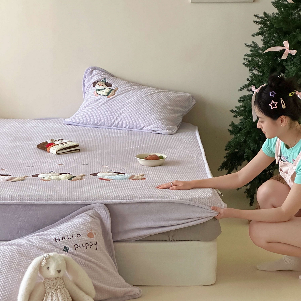 91家纺网 家纺一手货源 找家纺 Sweet dreams甜梦 2025新款华夫格绒兔毛贴布床笠三件套 三只小狗紫