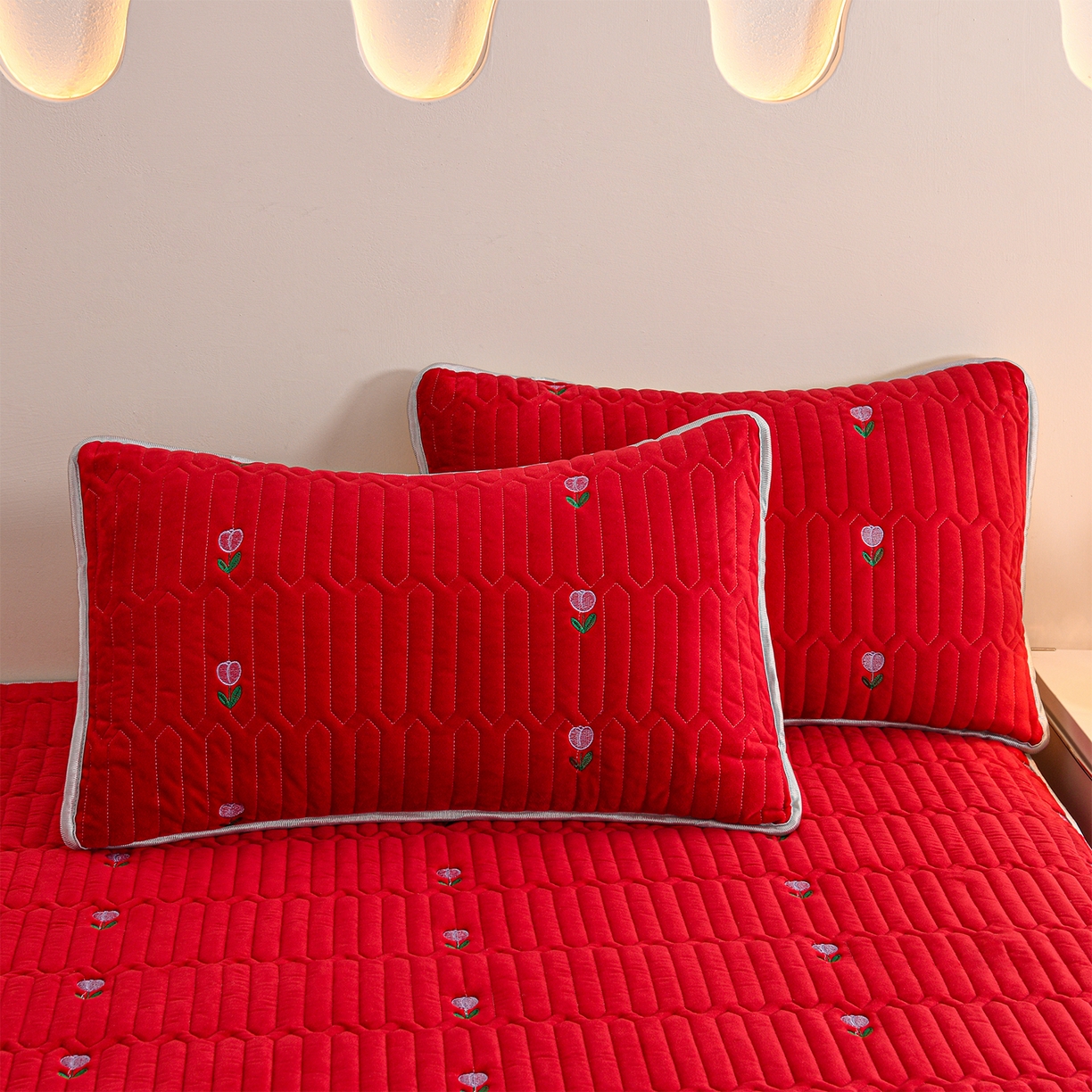 91家纺网 家纺一手货源 找家纺 推推家纺 2025新款刺绣夹棉宝宝绒床笠牛奶绒床垫保护套 郁金香-酒红