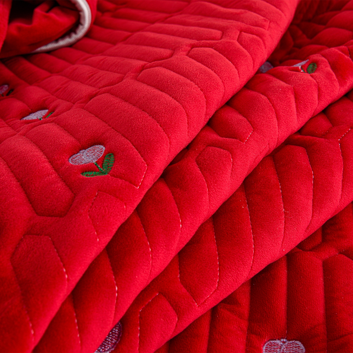 91家纺网 家纺一手货源 找家纺 推推家纺 2025新款刺绣夹棉宝宝绒床笠牛奶绒床垫保护套 郁金香-酒红