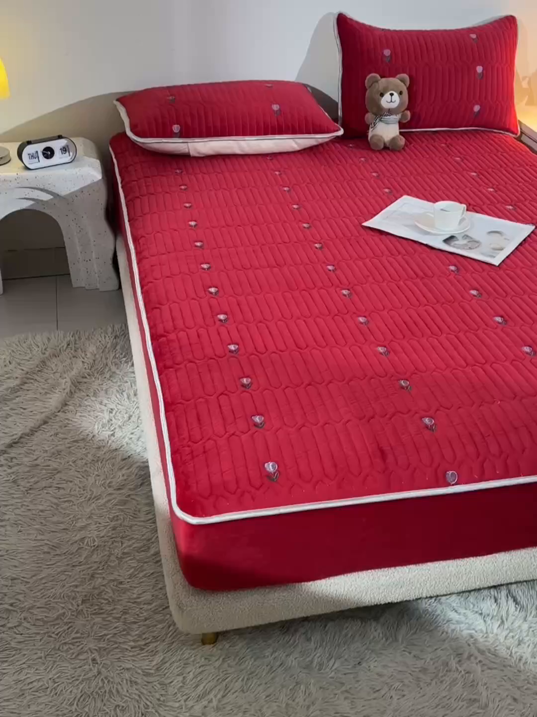 91家纺网 家纺一手货源 找家纺 推推家纺 2025新款刺绣夹棉宝宝绒床笠牛奶绒床垫保护套 郁金香-酒红