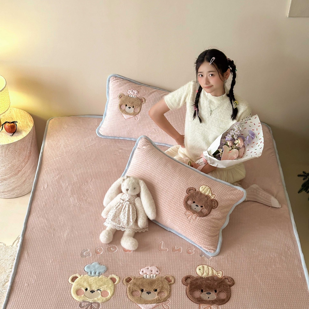 91家纺网 家纺一手货源 找家纺 Sweet dreams甜梦 2025新款华夫格绒兔毛贴布床笠三件套 三只小熊粉