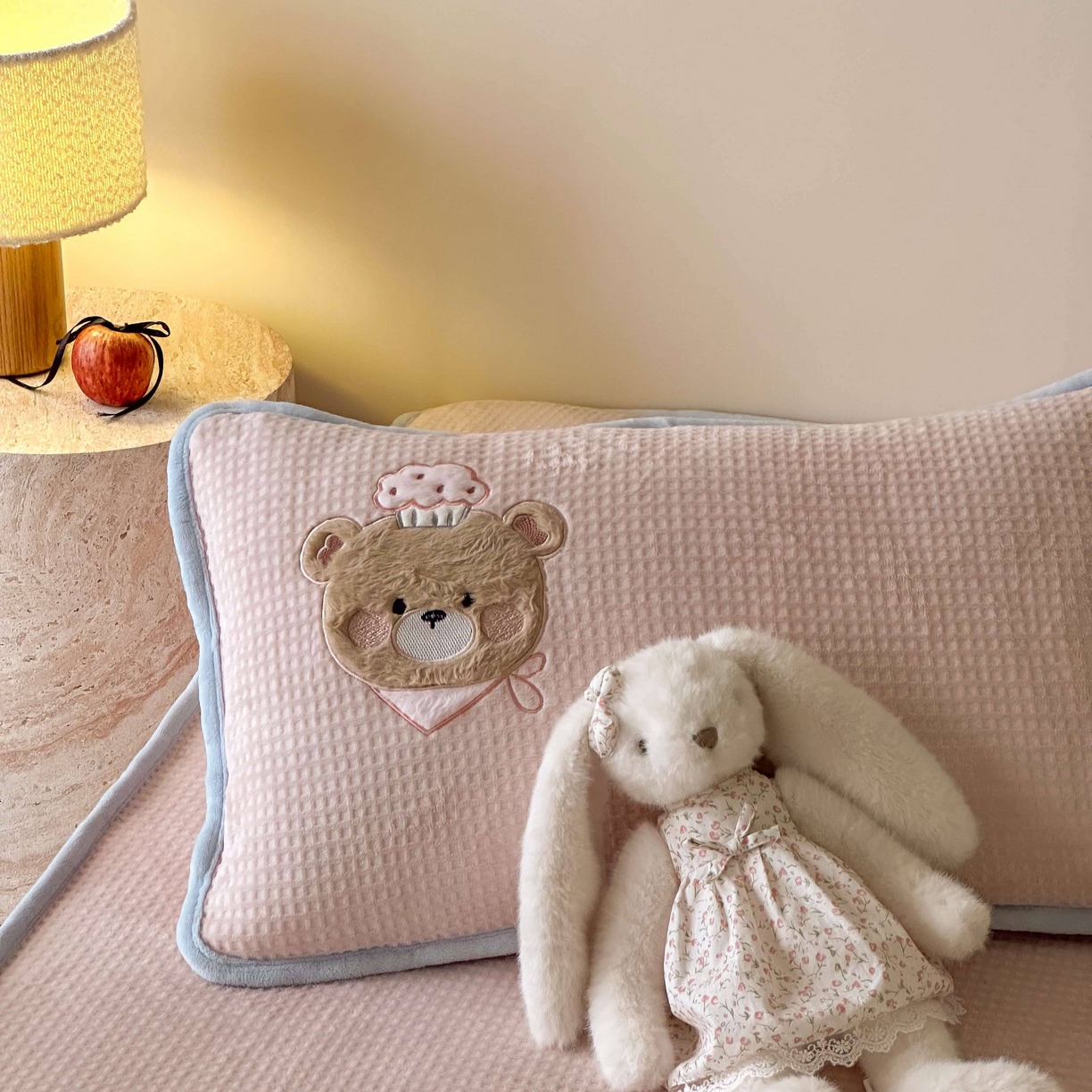 91家纺网 家纺一手货源 找家纺 Sweet dreams甜梦 2025新款华夫格绒兔毛贴布床笠三件套 三只小熊粉