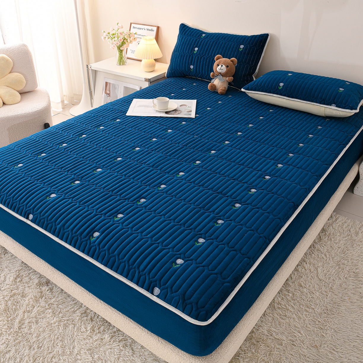 91家纺网 家纺一手货源 找家纺 推推家纺 2025新款刺绣夹棉宝宝绒床笠牛奶绒床垫保护套 郁金香-蓝色