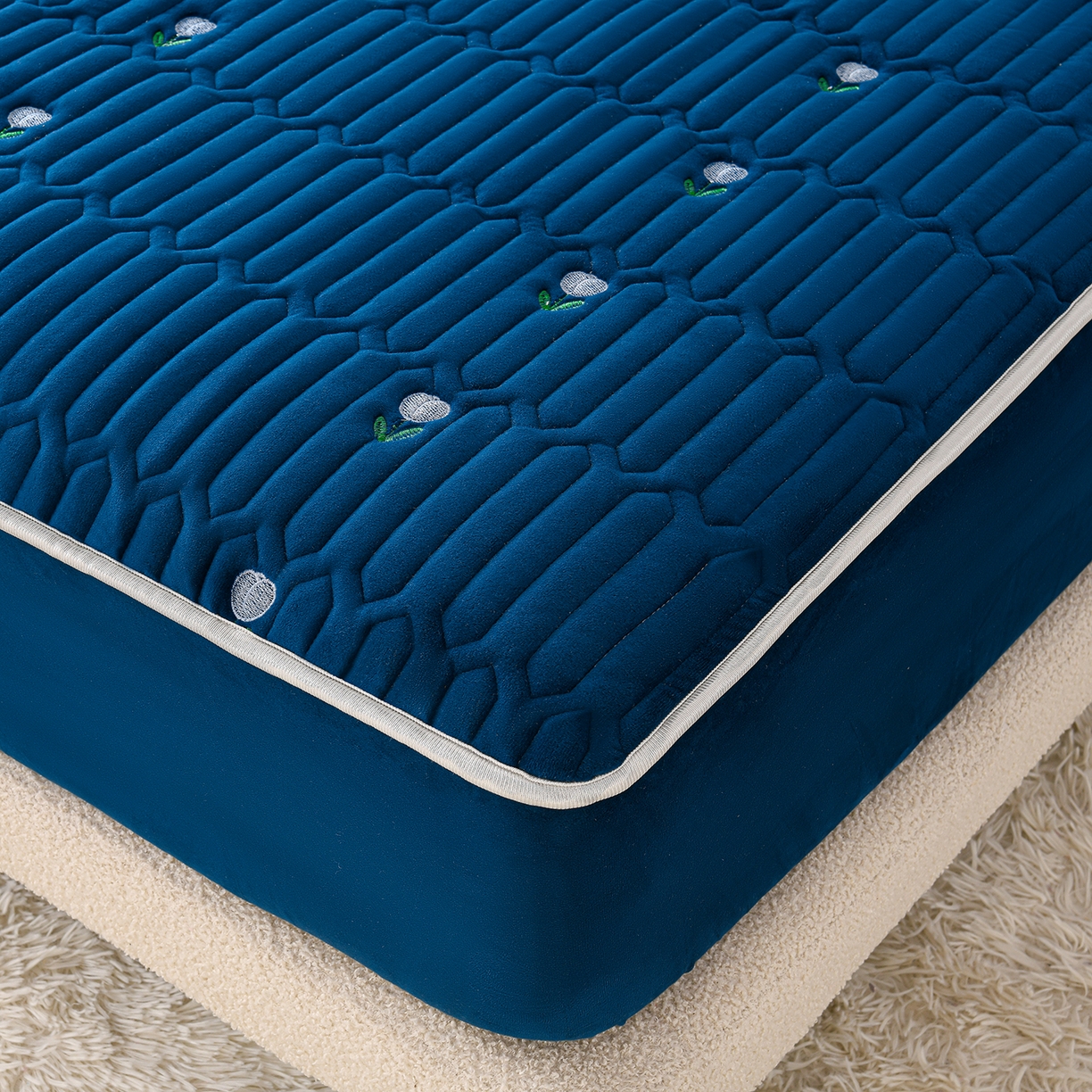 91家纺网 家纺一手货源 找家纺 推推家纺 2025新款刺绣夹棉宝宝绒床笠牛奶绒床垫保护套 郁金香-蓝色