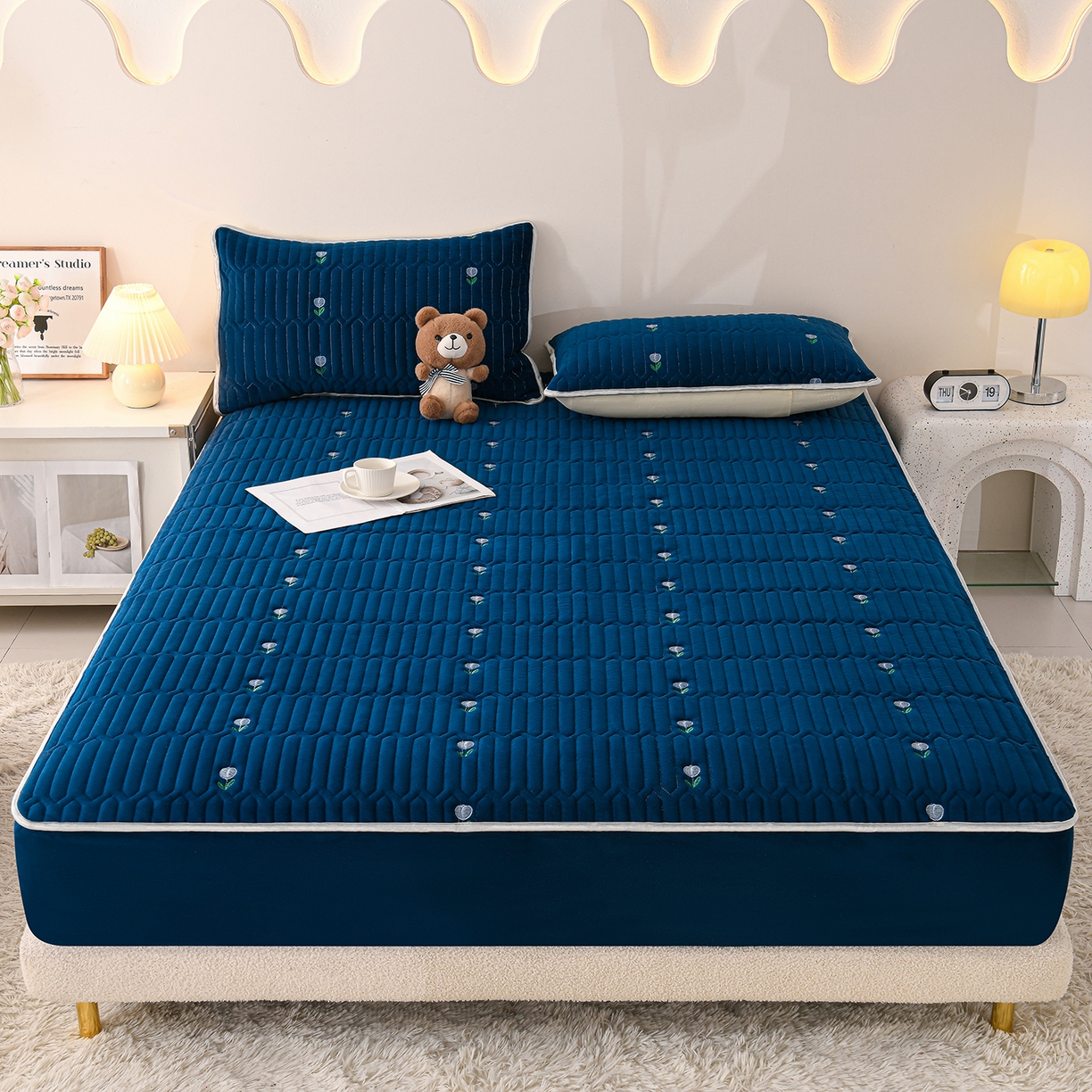 91家纺网 家纺一手货源 找家纺 推推家纺 2025新款刺绣夹棉宝宝绒床笠牛奶绒床垫保护套 郁金香-蓝色