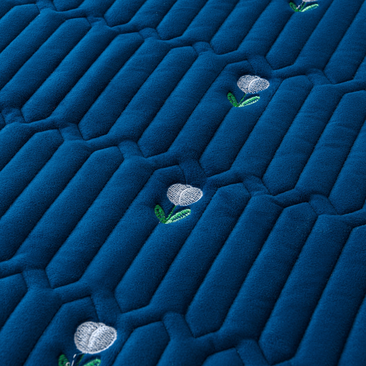 91家纺网 家纺一手货源 找家纺 推推家纺 2025新款刺绣夹棉宝宝绒床笠牛奶绒床垫保护套 郁金香-蓝色