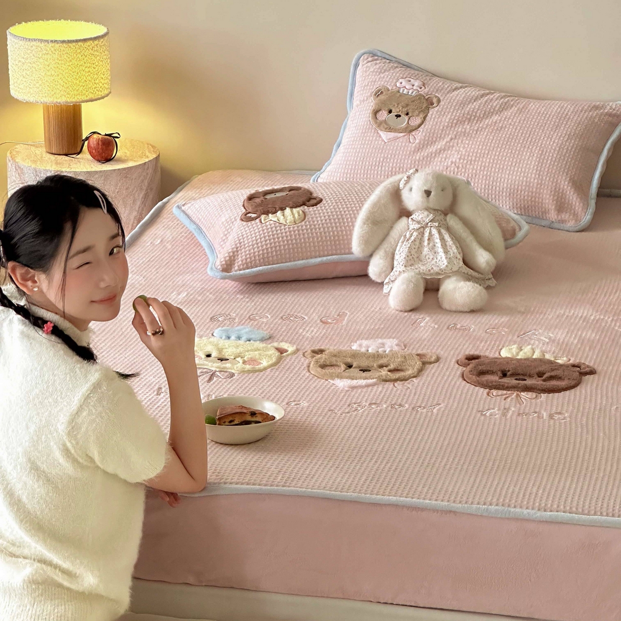 91家纺网 家纺一手货源 找家纺 Sweet dreams甜梦 2025新款华夫格绒兔毛贴布床笠三件套 三只小熊粉