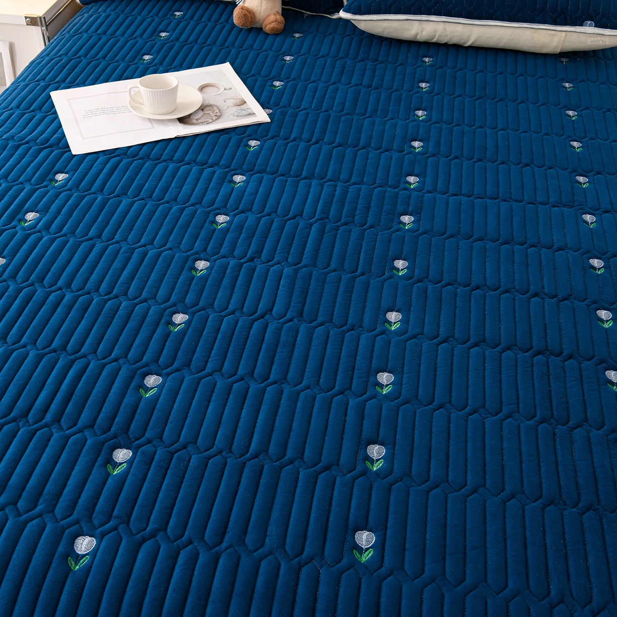 91家纺网 家纺一手货源 找家纺 推推家纺 2025新款刺绣夹棉宝宝绒床笠牛奶绒床垫保护套 郁金香-蓝色