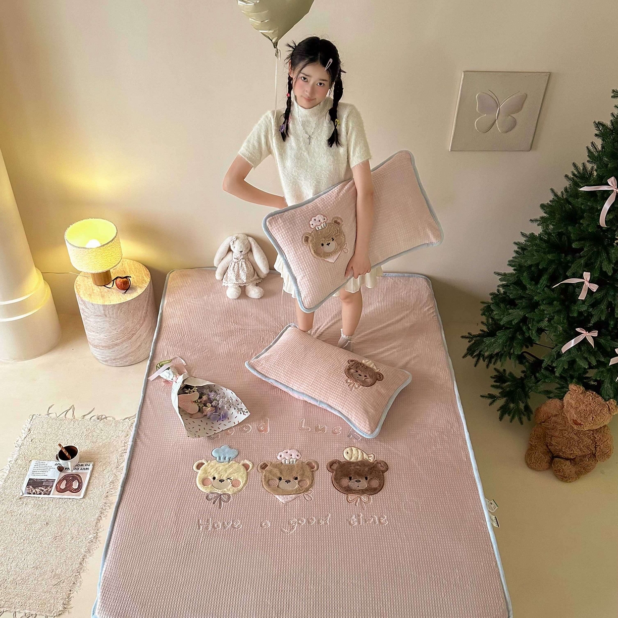 91家纺网 家纺一手货源 找家纺 Sweet dreams甜梦 2025新款华夫格绒兔毛贴布床笠三件套 三只小熊粉