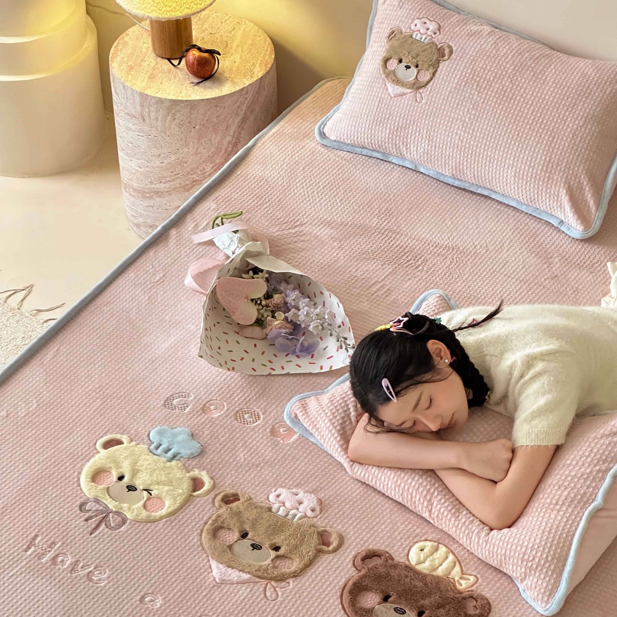 91家纺网 家纺一手货源 找家纺 Sweet dreams甜梦 2025新款华夫格绒兔毛贴布床笠三件套 三只小熊粉