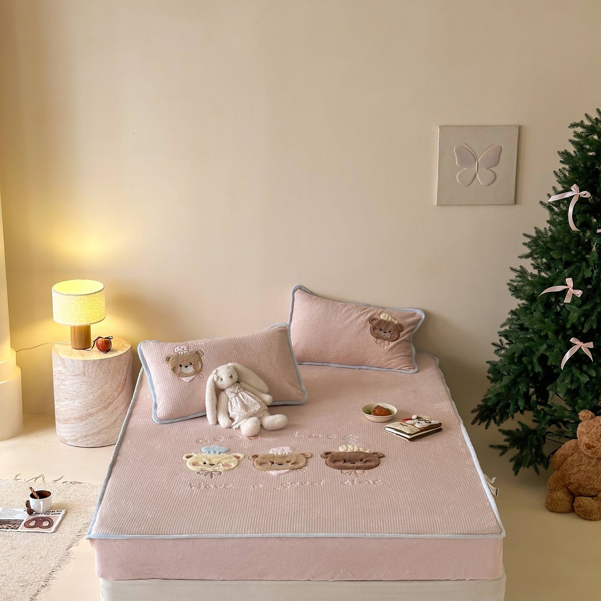 91家纺网 家纺一手货源 找家纺 Sweet dreams甜梦 2025新款华夫格绒兔毛贴布床笠三件套 三只小熊粉