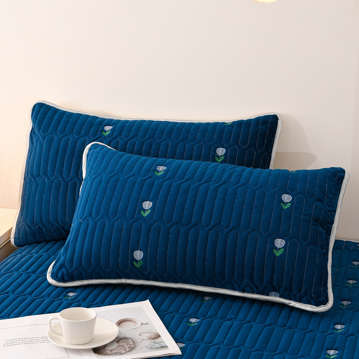 91家纺网 家纺一手货源 找家纺 推推家纺 2025新款刺绣夹棉宝宝绒床笠牛奶绒床垫保护套 郁金香-蓝色