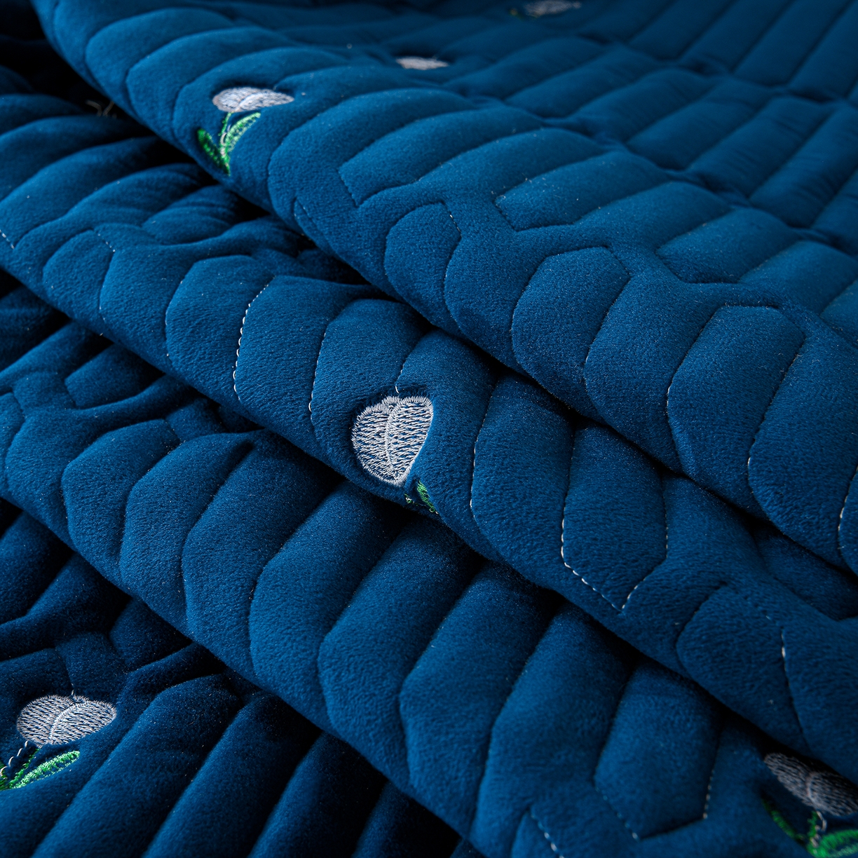 91家纺网 家纺一手货源 找家纺 推推家纺 2025新款刺绣夹棉宝宝绒床笠牛奶绒床垫保护套 郁金香-蓝色