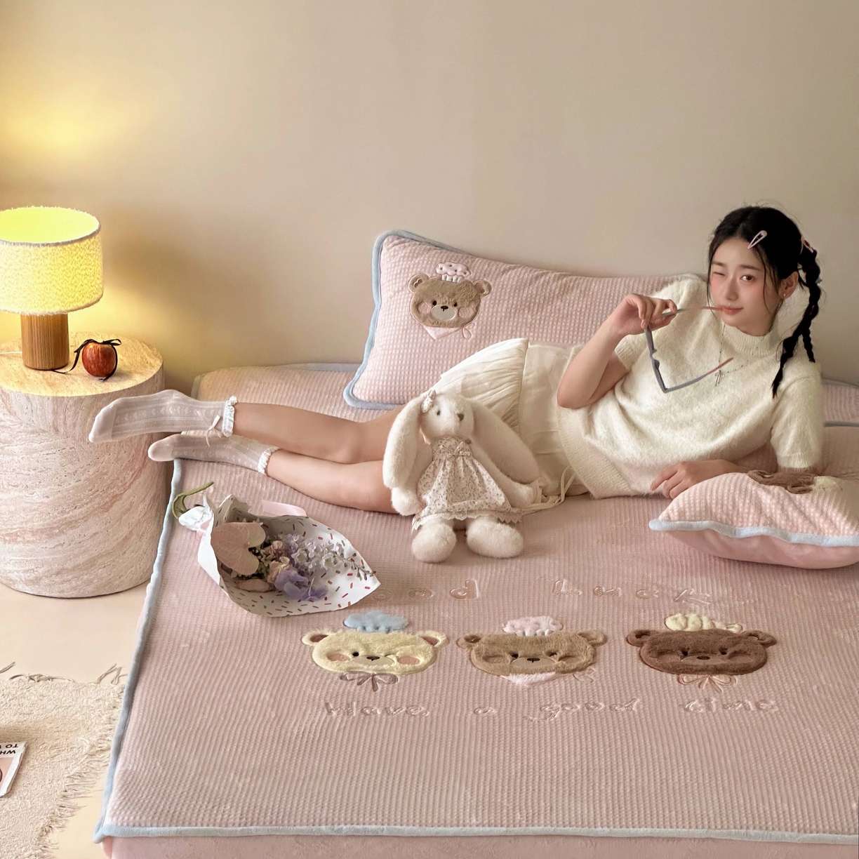 91家纺网 家纺一手货源 找家纺 Sweet dreams甜梦 2025新款华夫格绒兔毛贴布床笠三件套 三只小熊粉