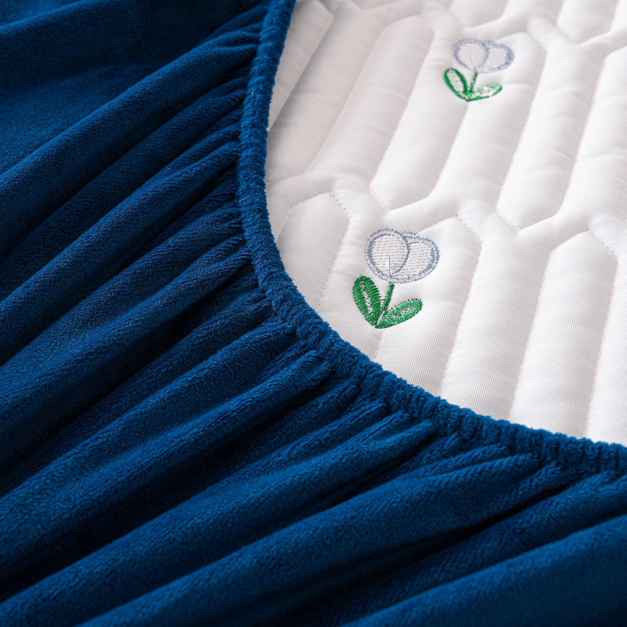 91家纺网 家纺一手货源 找家纺 推推家纺 2025新款刺绣夹棉宝宝绒床笠牛奶绒床垫保护套 郁金香-蓝色