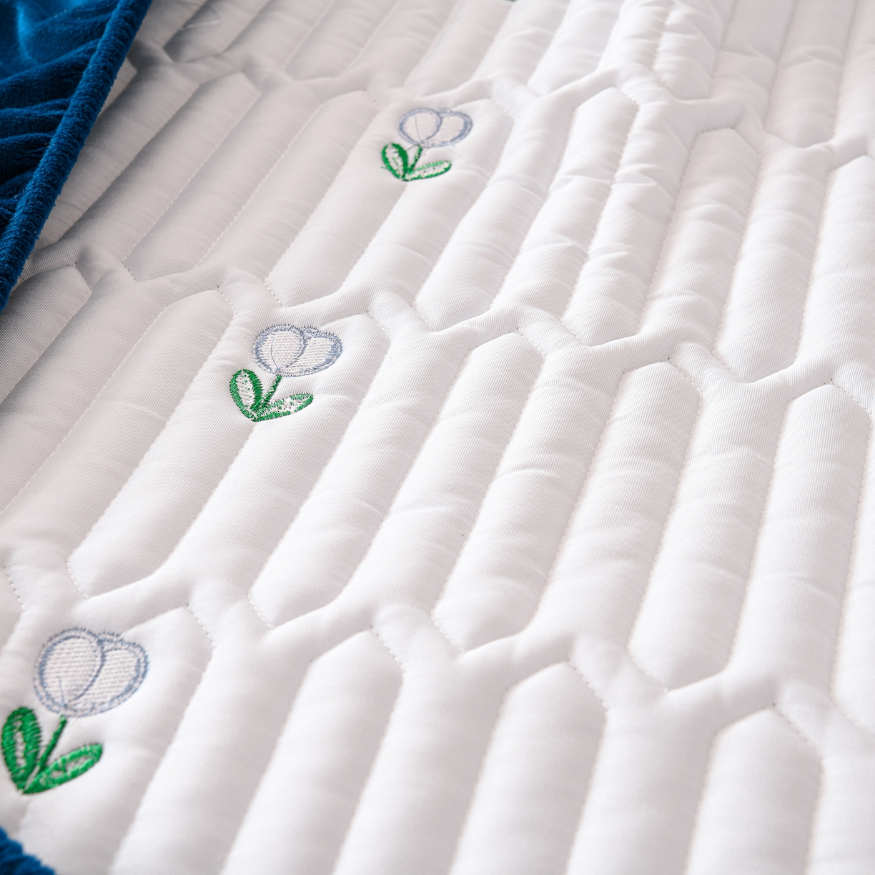 91家纺网 家纺一手货源 找家纺 推推家纺 2025新款刺绣夹棉宝宝绒床笠牛奶绒床垫保护套 郁金香-蓝色