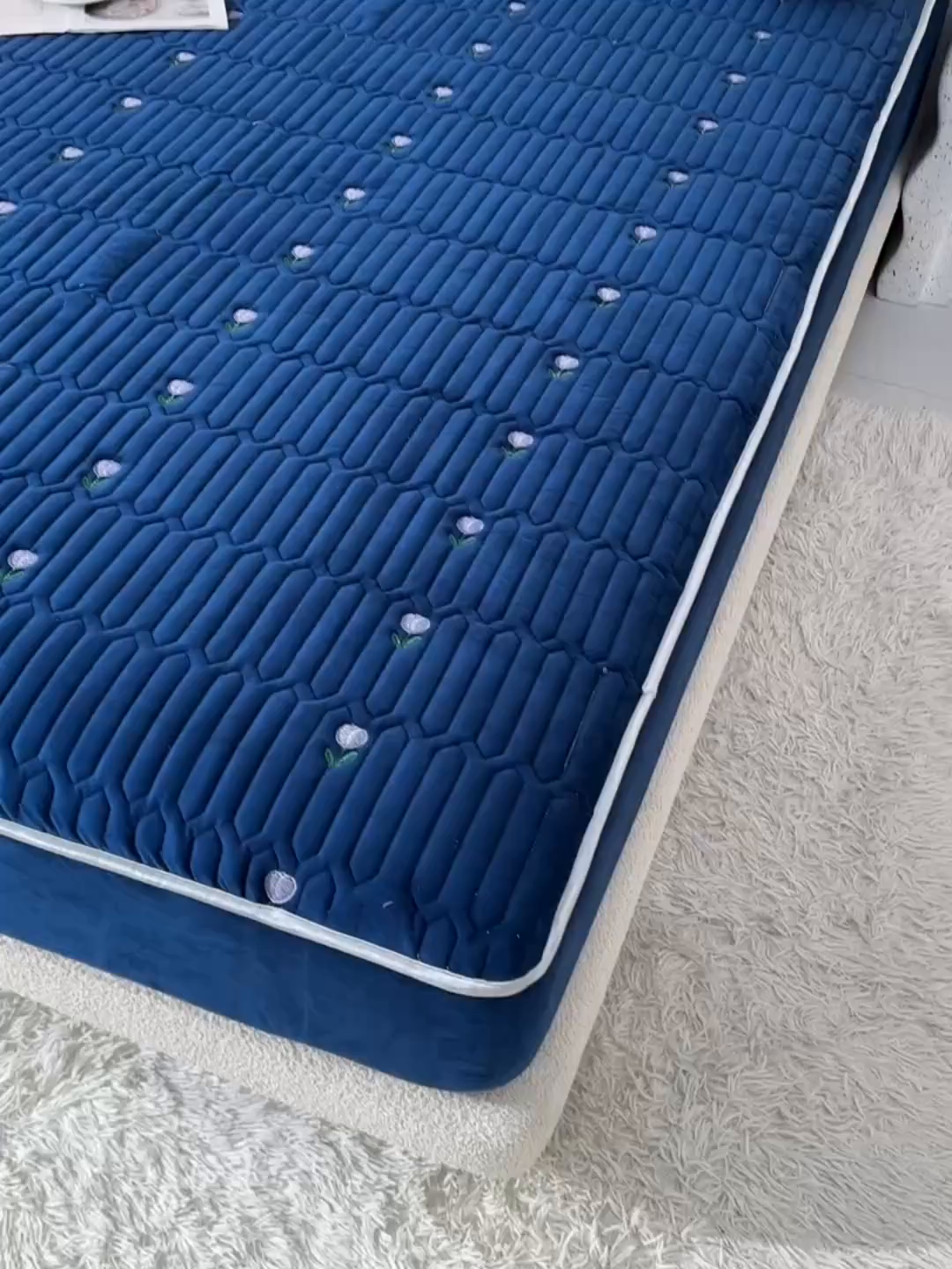 91家纺网 家纺一手货源 找家纺 推推家纺 2025新款刺绣夹棉宝宝绒床笠牛奶绒床垫保护套 郁金香-蓝色