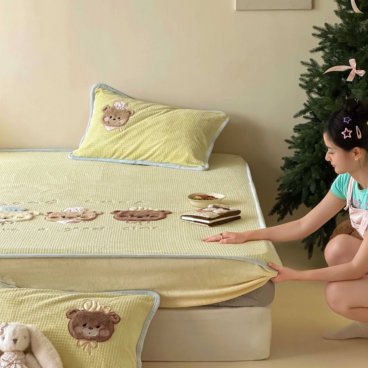 91家纺网 家纺一手货源 找家纺 Sweet dreams甜梦 2025新款华夫格绒兔毛贴布床笠三件套 三只小熊黄