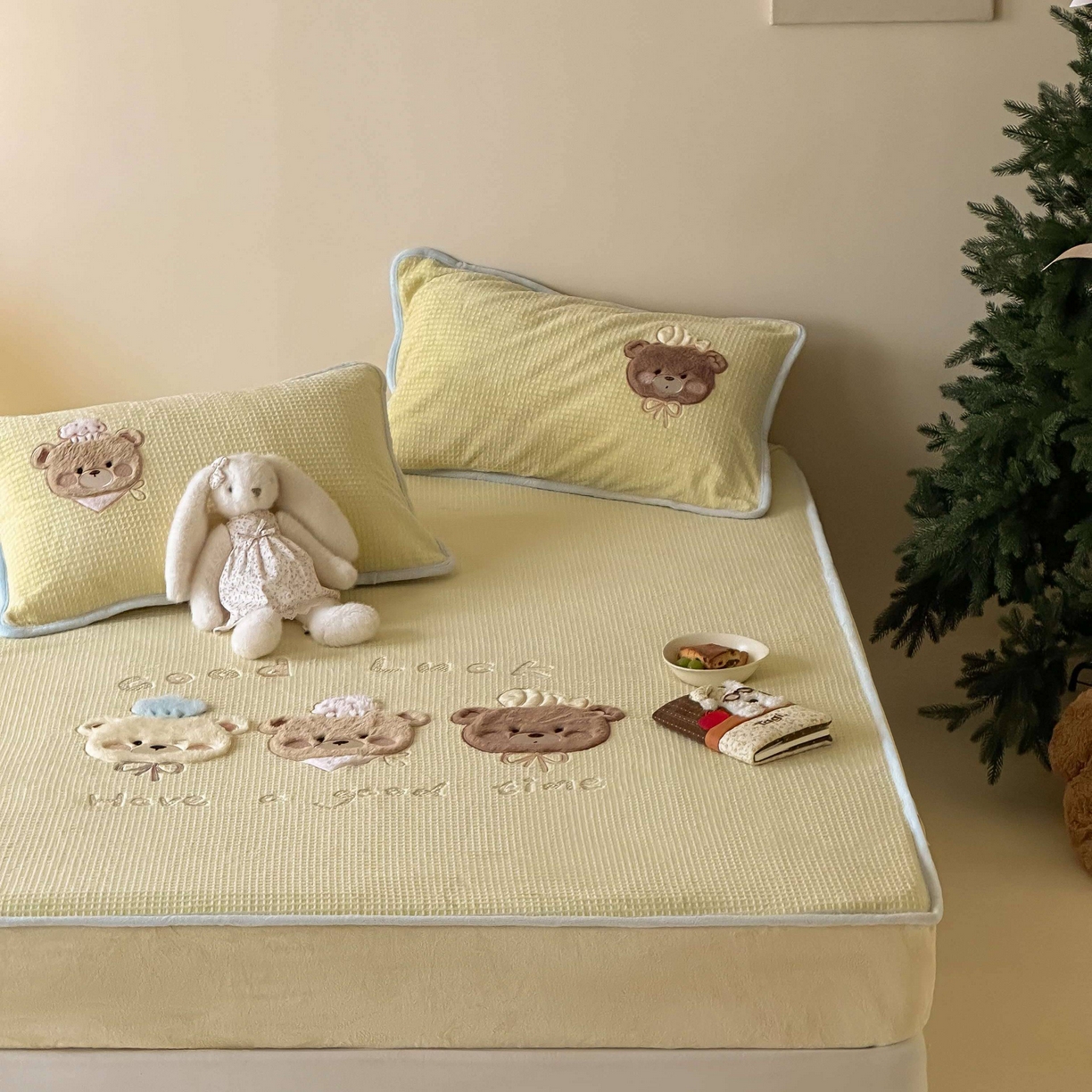 91家纺网 家纺一手货源 找家纺 Sweet dreams甜梦 2025新款华夫格绒兔毛贴布床笠三件套 三只小熊黄