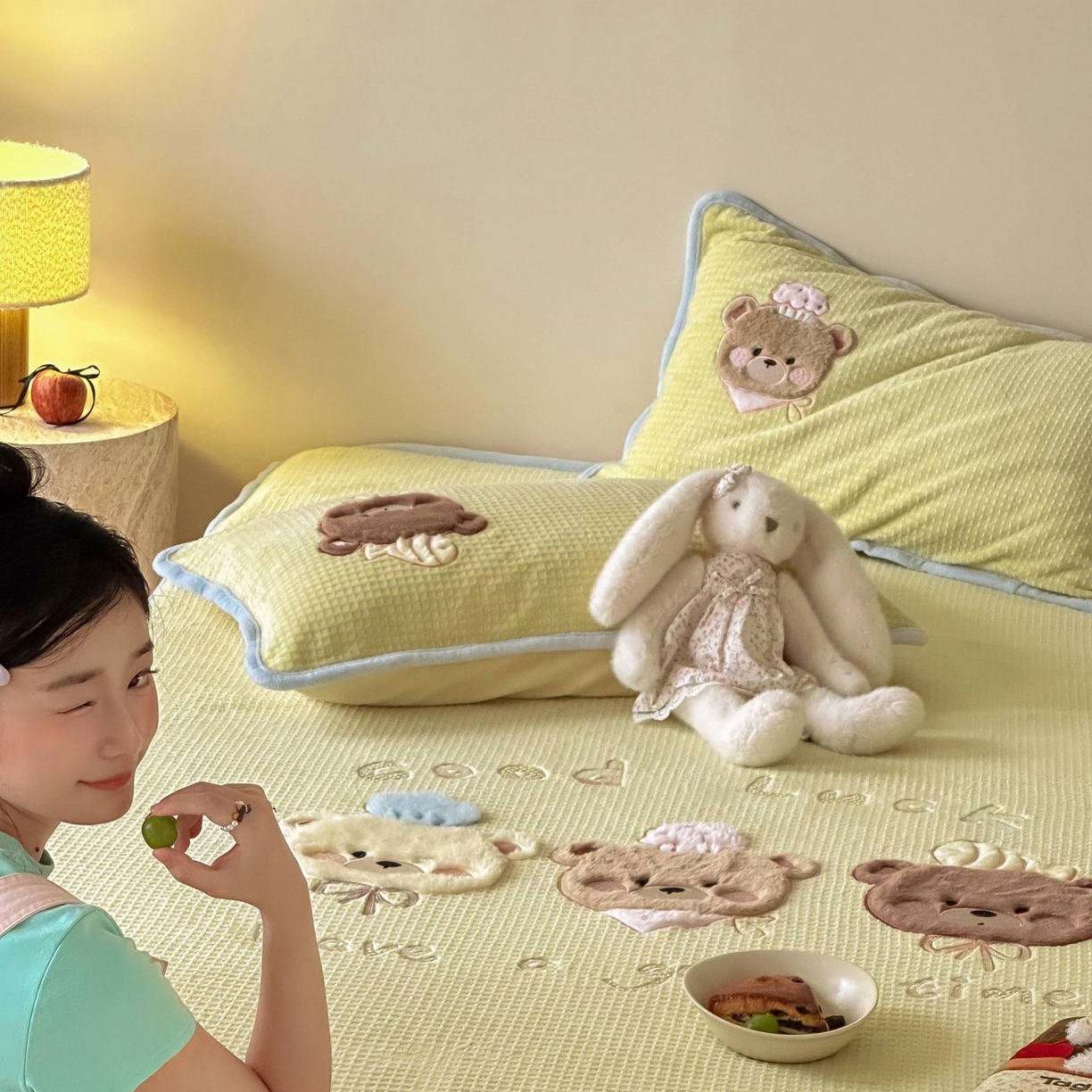 91家纺网 家纺一手货源 找家纺 Sweet dreams甜梦 2025新款华夫格绒兔毛贴布床笠三件套 三只小熊黄