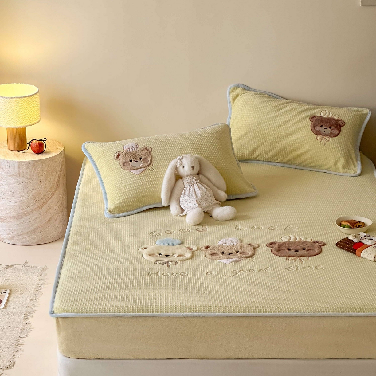 91家纺网 家纺一手货源 找家纺 Sweet dreams甜梦 2025新款华夫格绒兔毛贴布床笠三件套 三只小熊黄