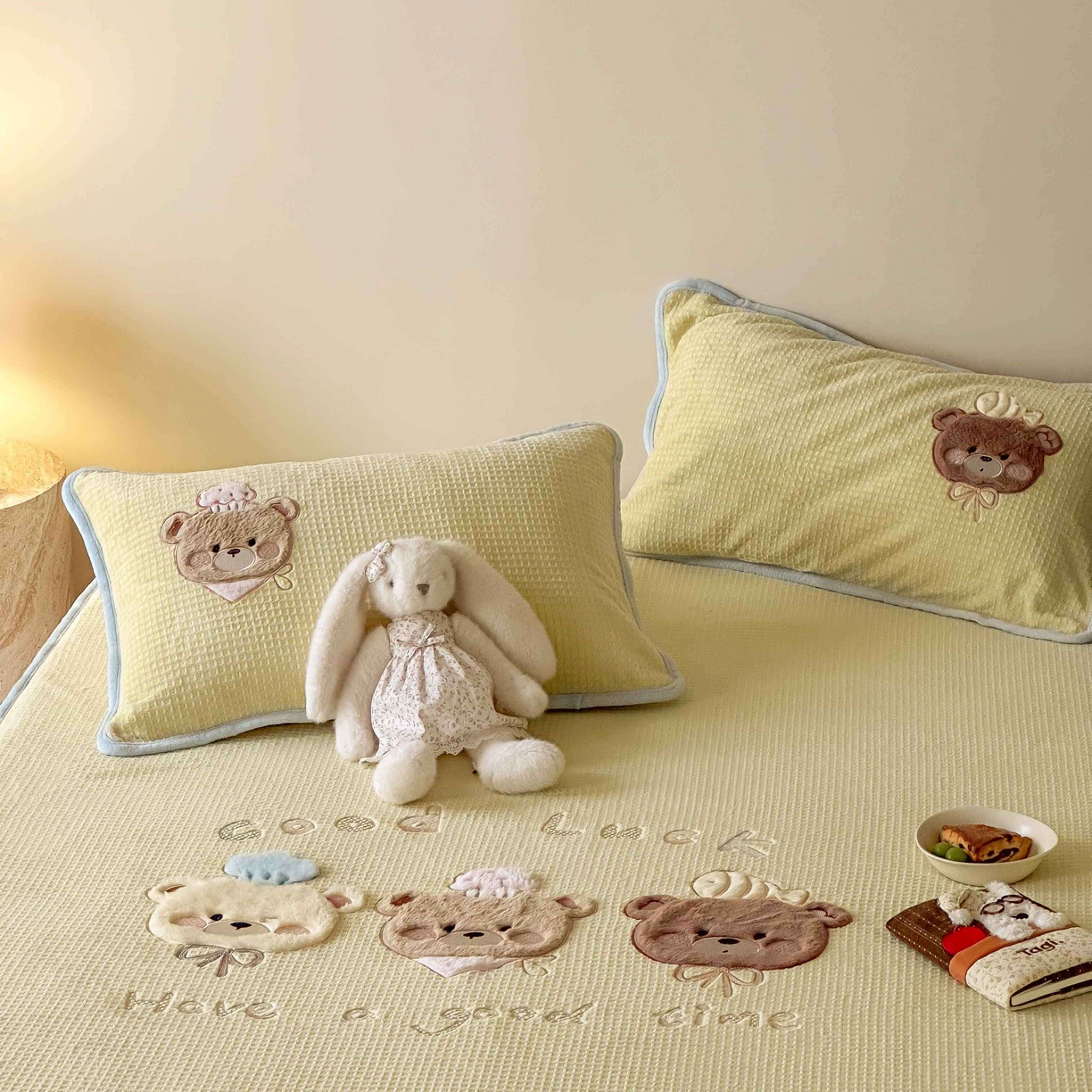 91家纺网 家纺一手货源 找家纺 Sweet dreams甜梦 2025新款华夫格绒兔毛贴布床笠三件套 三只小熊黄