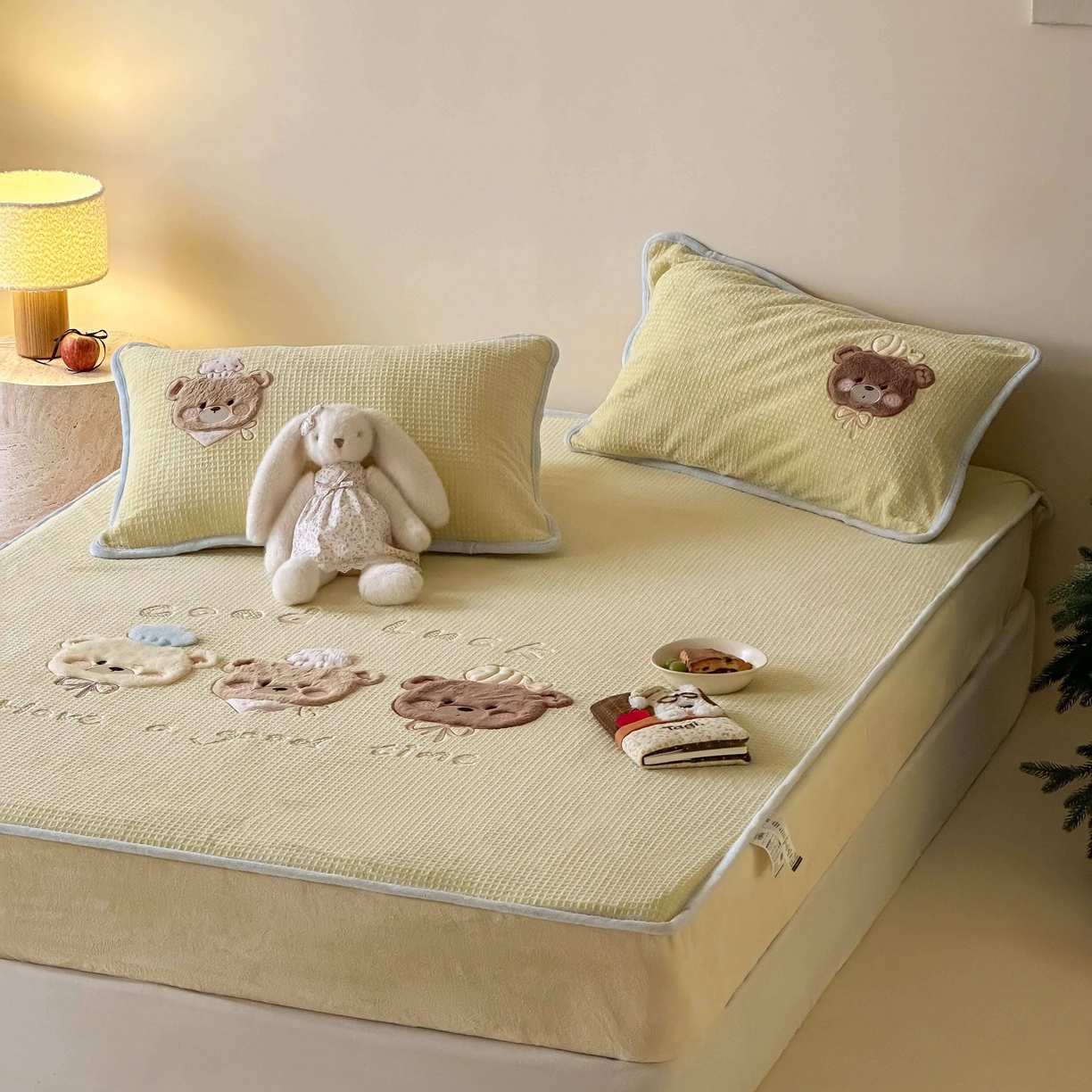 91家纺网 家纺一手货源 找家纺 Sweet dreams甜梦 2025新款华夫格绒兔毛贴布床笠三件套 三只小熊黄