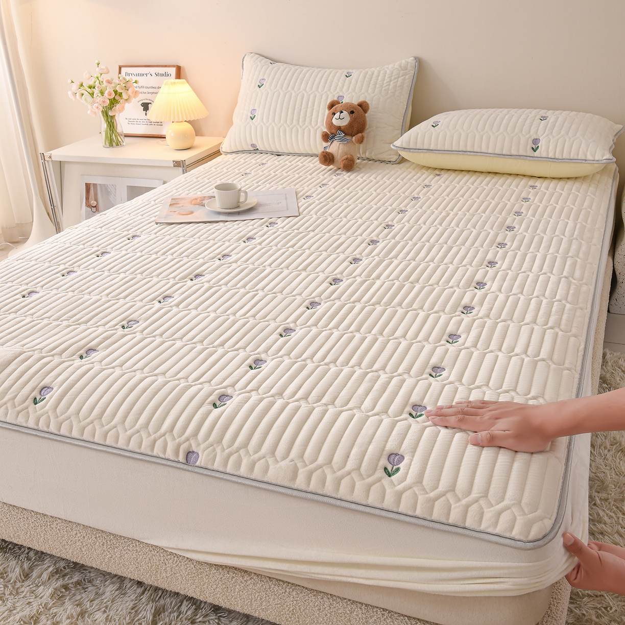 推推家纺 2025新款刺绣夹棉宝宝绒床笠牛奶绒床垫保护套 郁金香-米白