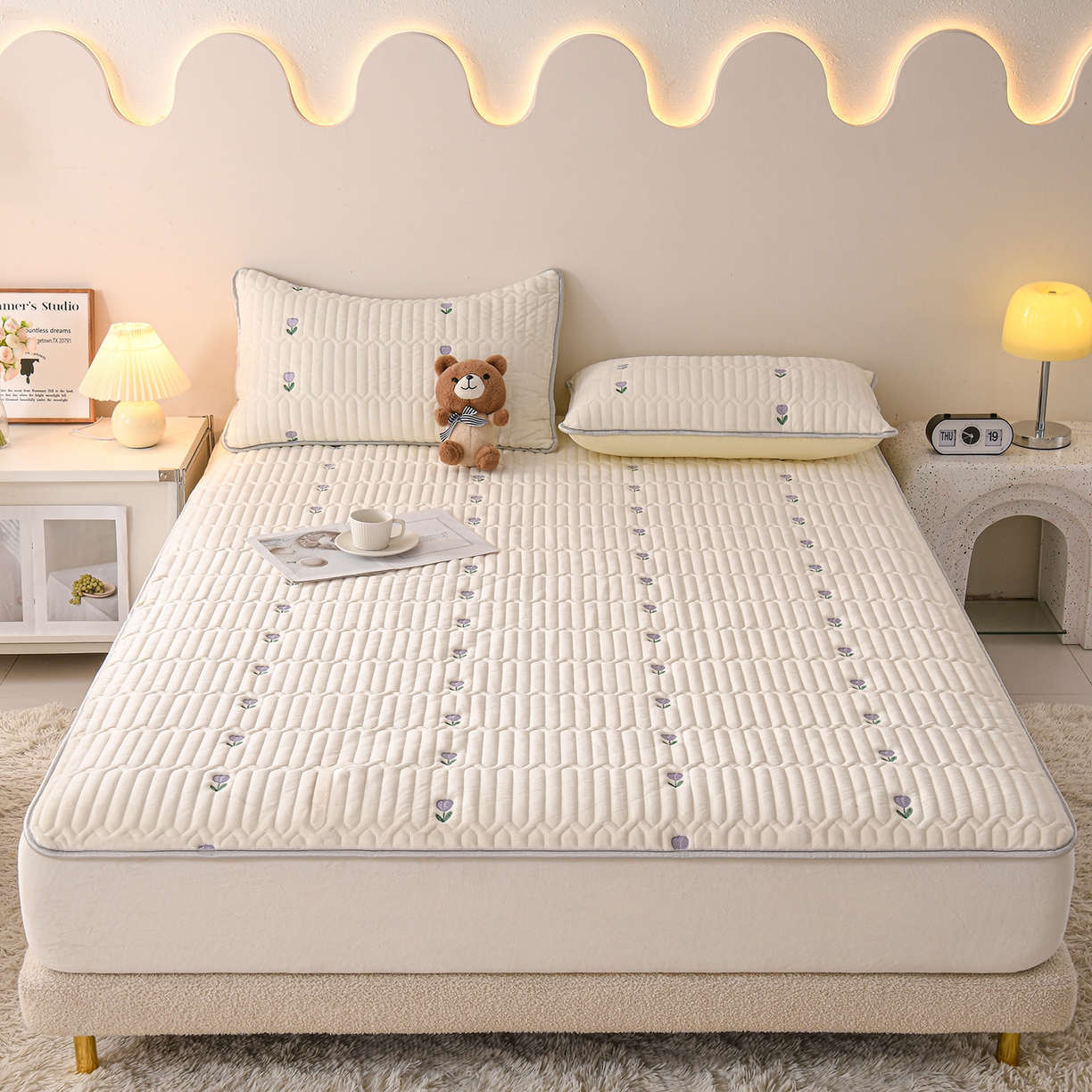 91家纺网 家纺一手货源 找家纺 推推家纺 2025新款刺绣夹棉宝宝绒床笠牛奶绒床垫保护套 郁金香-米白