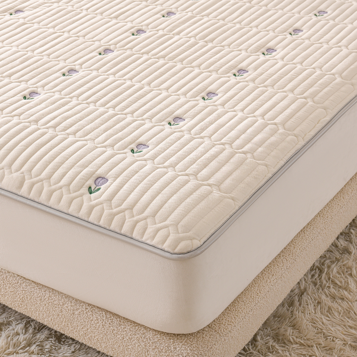 91家纺网 家纺一手货源 找家纺 推推家纺 2025新款刺绣夹棉宝宝绒床笠牛奶绒床垫保护套 郁金香-米白