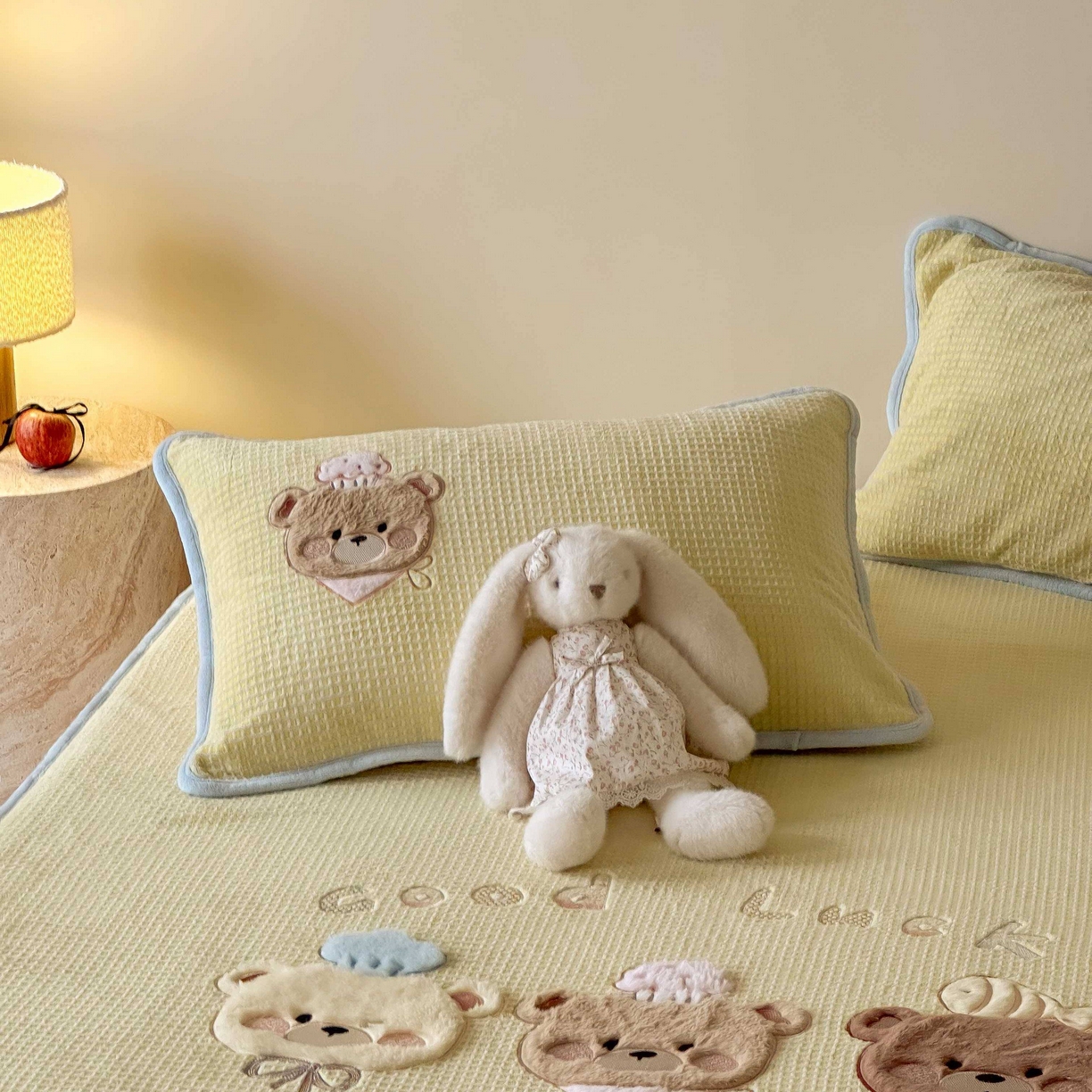 91家纺网 家纺一手货源 找家纺 Sweet dreams甜梦 2025新款华夫格绒兔毛贴布床笠三件套 三只小熊黄