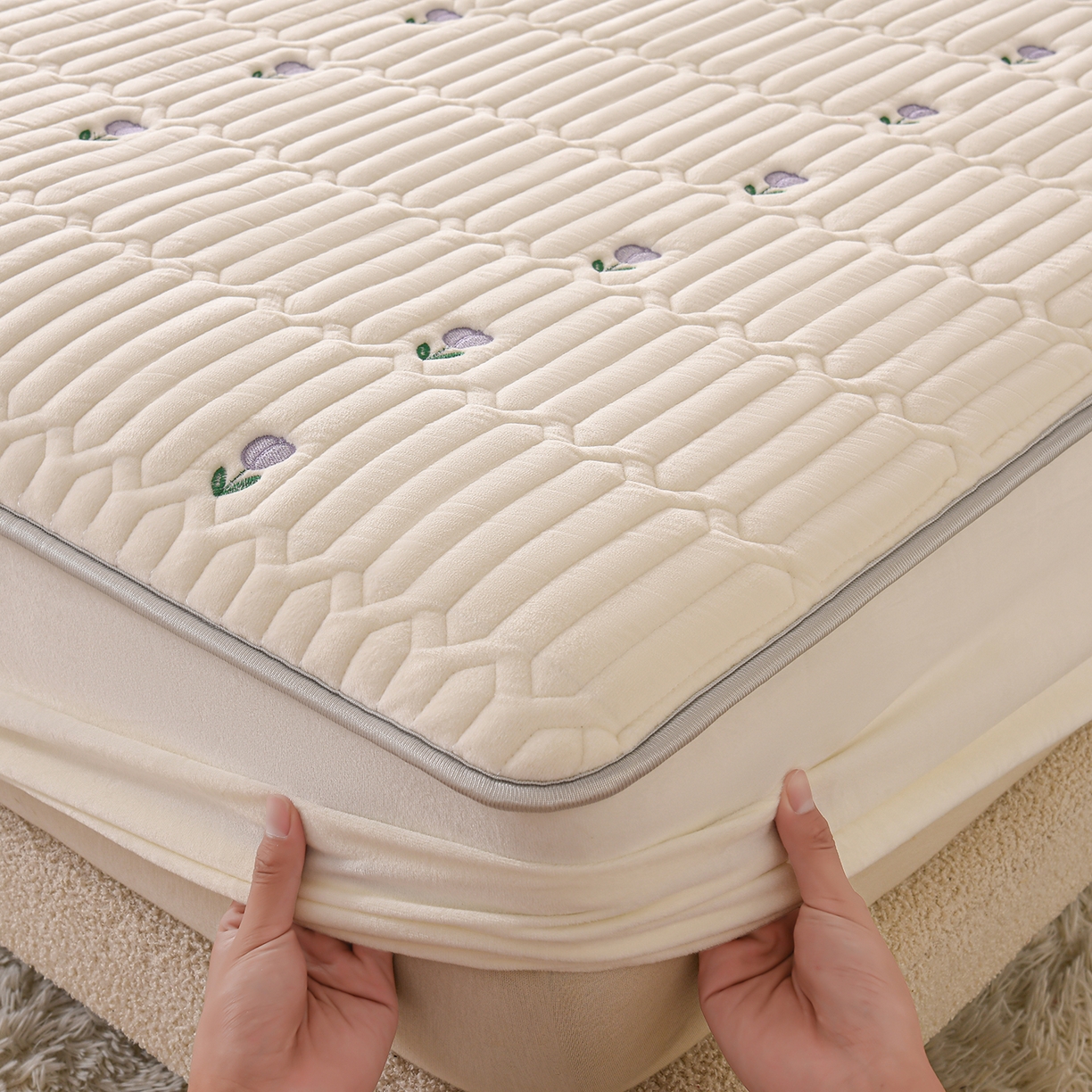 91家纺网 家纺一手货源 找家纺 推推家纺 2025新款刺绣夹棉宝宝绒床笠牛奶绒床垫保护套 郁金香-米白