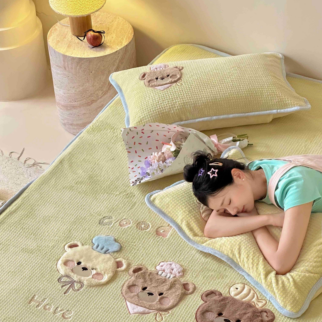 91家纺网 家纺一手货源 找家纺 Sweet dreams甜梦 2025新款华夫格绒兔毛贴布床笠三件套 三只小熊黄