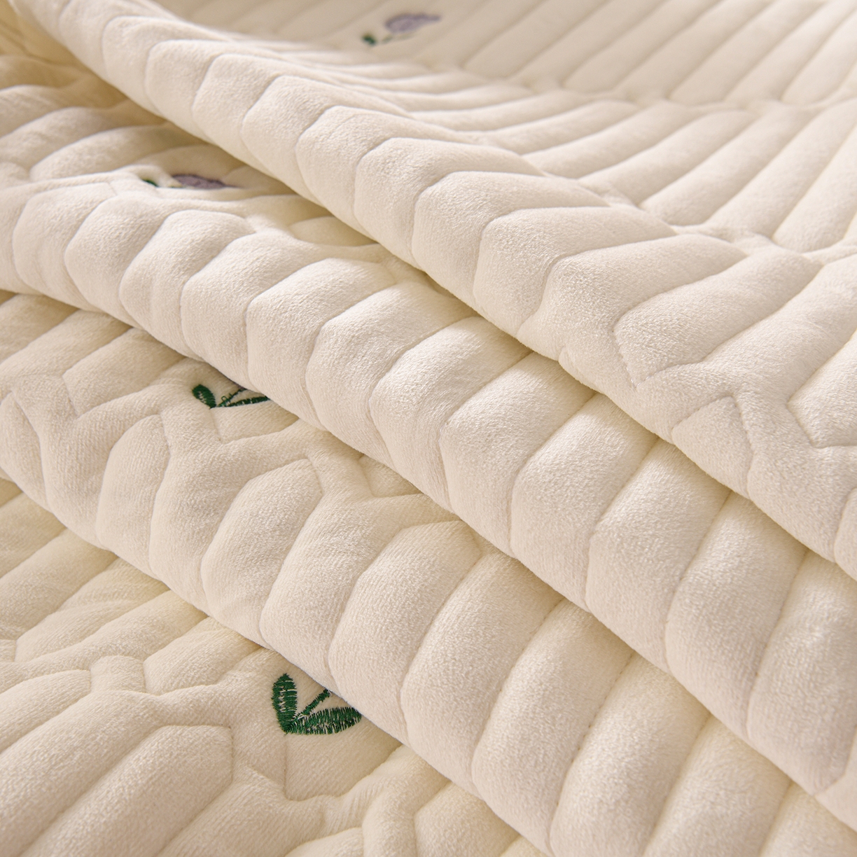 91家纺网 家纺一手货源 找家纺 推推家纺 2025新款刺绣夹棉宝宝绒床笠牛奶绒床垫保护套 郁金香-米白