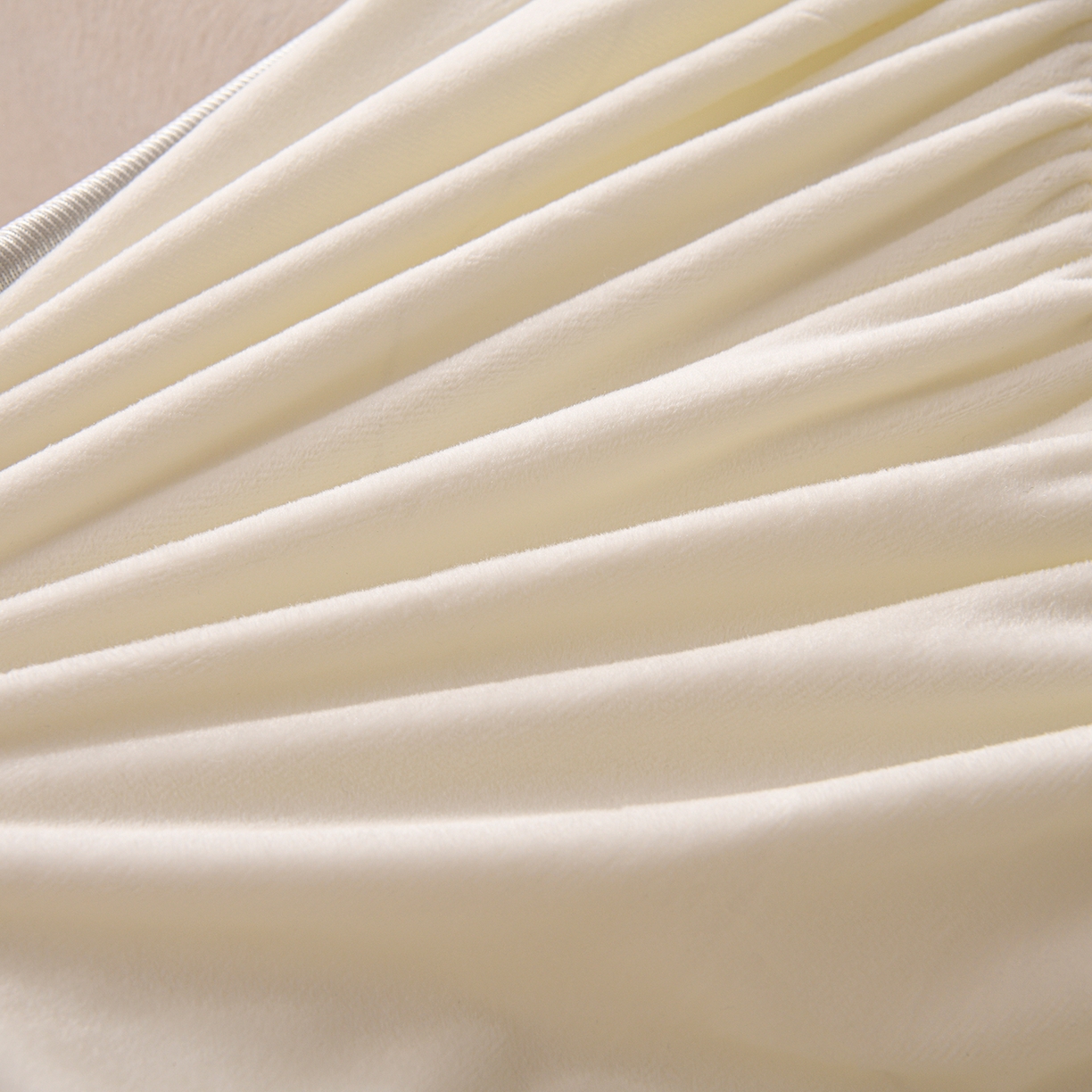 91家纺网 家纺一手货源 找家纺 推推家纺 2025新款刺绣夹棉宝宝绒床笠牛奶绒床垫保护套 郁金香-米白