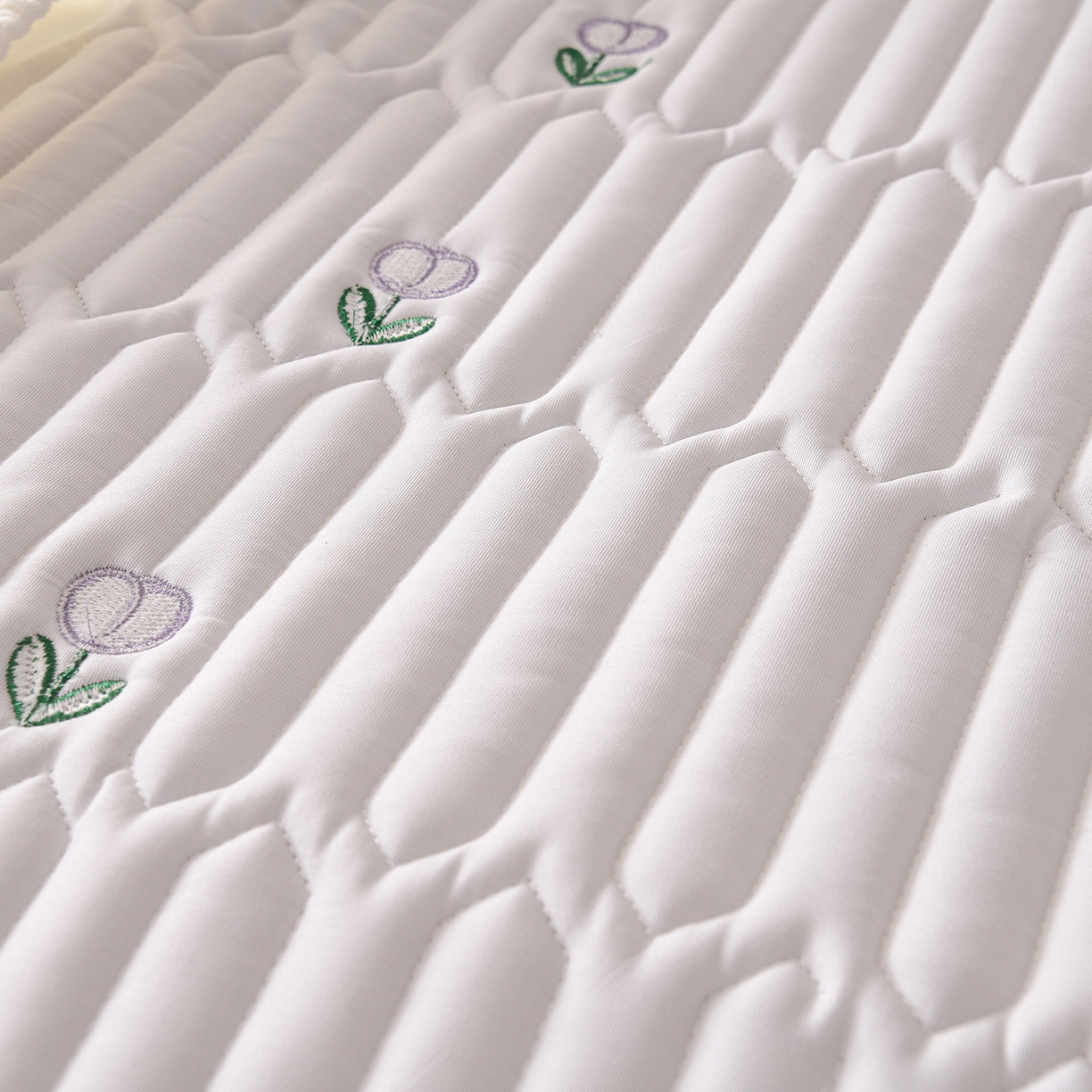 91家纺网 家纺一手货源 找家纺 推推家纺 2025新款刺绣夹棉宝宝绒床笠牛奶绒床垫保护套 郁金香-米白