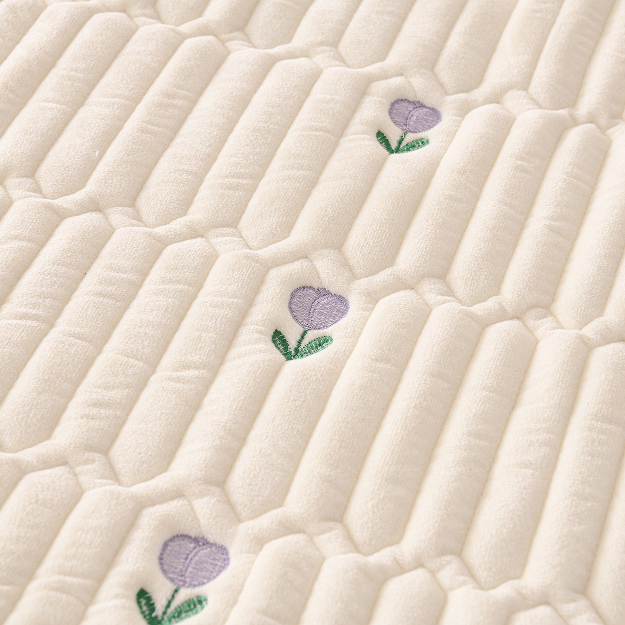 91家纺网 家纺一手货源 找家纺 推推家纺 2025新款刺绣夹棉宝宝绒床笠牛奶绒床垫保护套 郁金香-米白