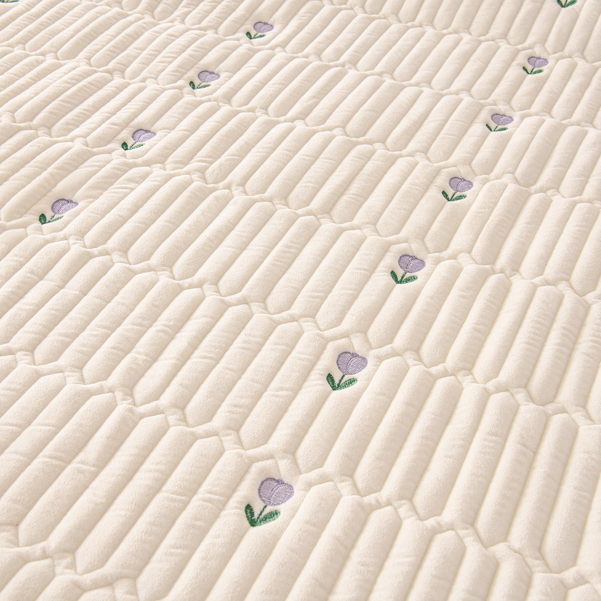 91家纺网 家纺一手货源 找家纺 推推家纺 2025新款刺绣夹棉宝宝绒床笠牛奶绒床垫保护套 郁金香-米白