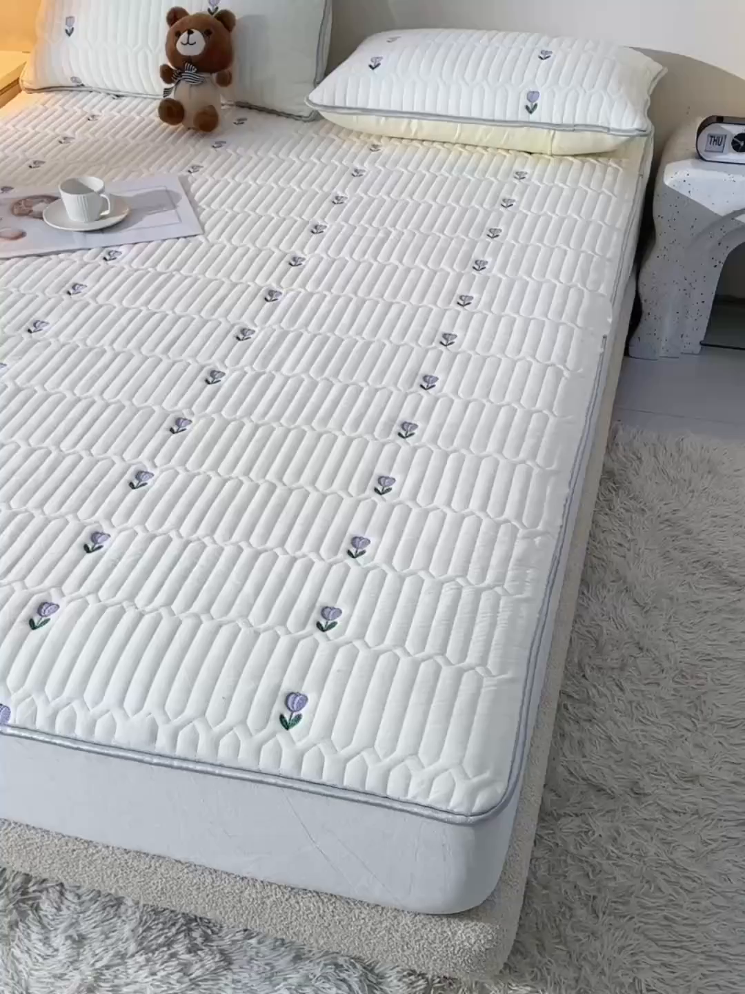 91家纺网 家纺一手货源 找家纺 推推家纺 2025新款刺绣夹棉宝宝绒床笠牛奶绒床垫保护套 郁金香-米白