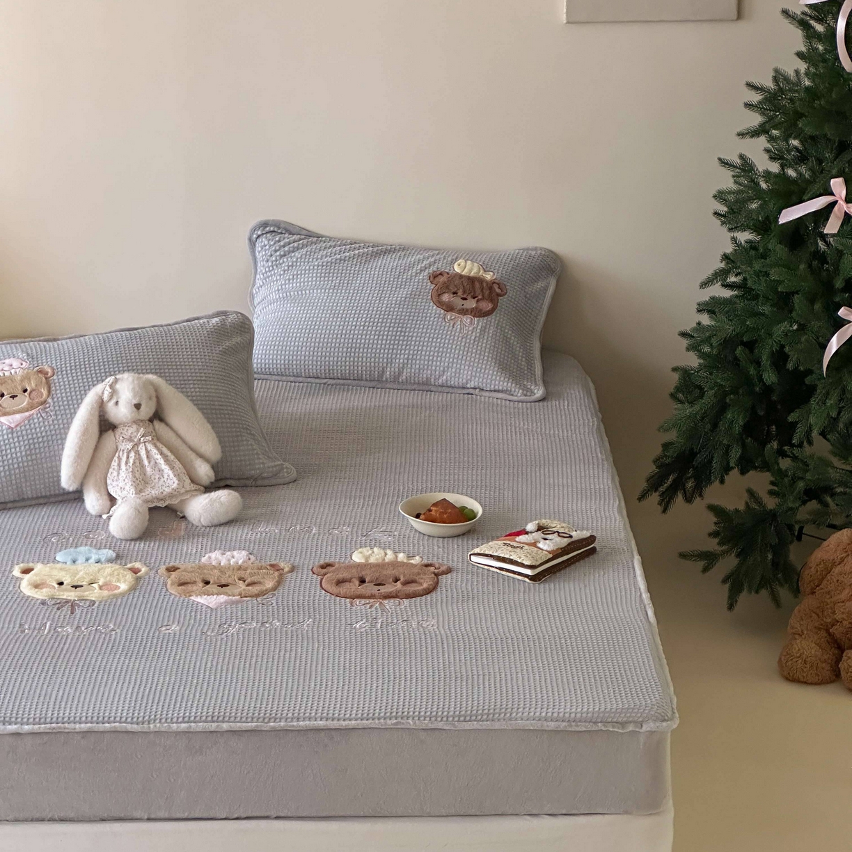 91家纺网 家纺一手货源 找家纺 Sweet dreams甜梦 2025新款华夫格绒兔毛贴布床笠三件套 三只小熊灰