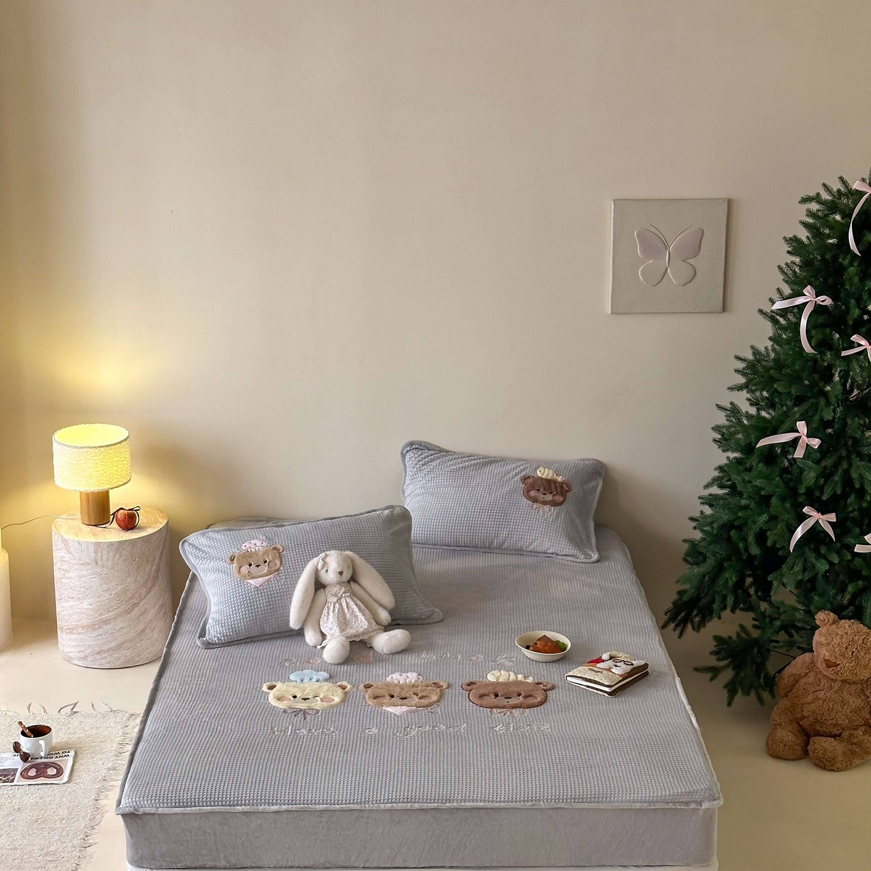 91家纺网 家纺一手货源 找家纺 Sweet dreams甜梦 2025新款华夫格绒兔毛贴布床笠三件套 三只小熊灰